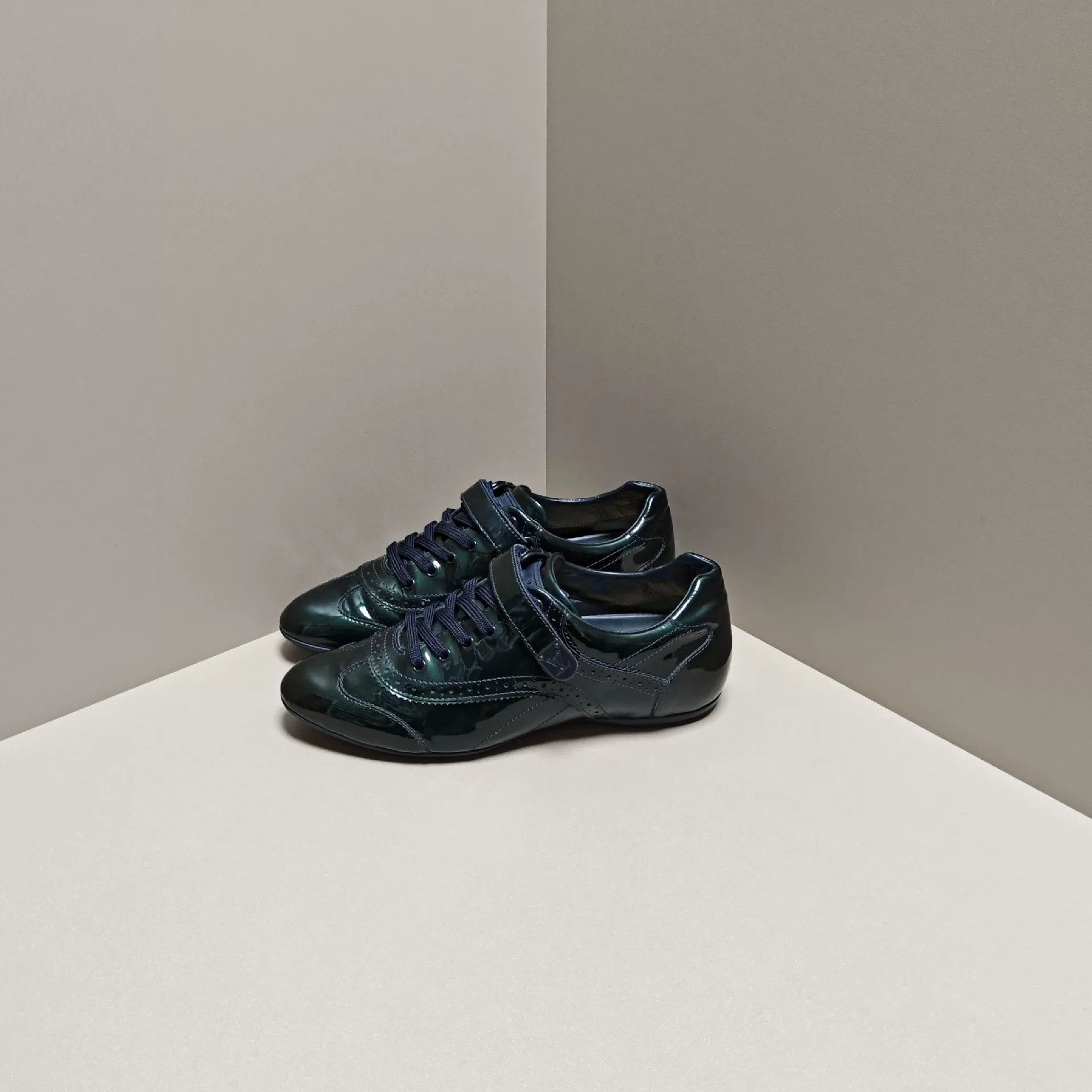 Louis Vuitton Louis Vuitton Casual Lowtop Sneakers us_5 Women Size US 5 / IT 35 - 1 Thumbnail