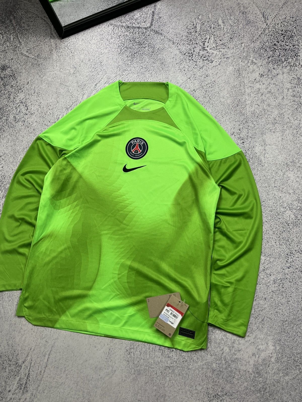 Nike NWT Nike Paris Saint Germain 2022/23 Home Goalkeeper Jersey Size US L / EU 52-54 / 3 - 3 Thumbnail