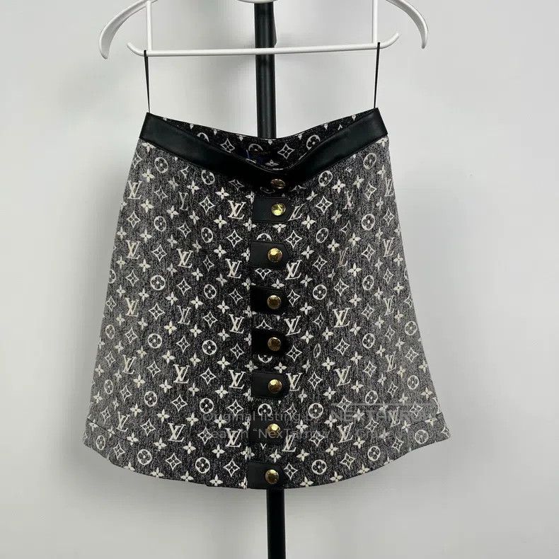 Louis Vuitton Louis Vuitton Denim Skirt Size 35" - 1 Thumbnail