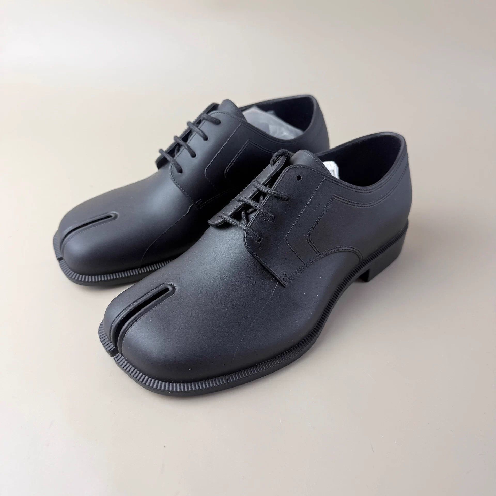 Maison Margiela Maison Margiela black low heel Tabi shoes EUR 35 mint Size US 4 / IT 34 - 1 Thumbnail