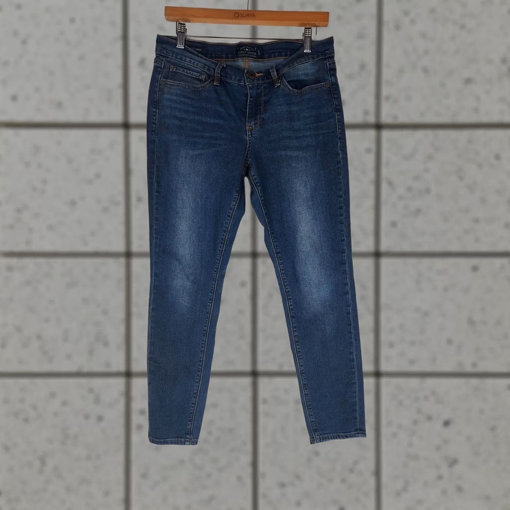 Lucky Brand Lucky Brand Charlie Skinny Jeans Women 8/29 Medium Wash Denim Blue 5-Pocket Zipper Button Stretch Regular Size 8 Size 30" / US 8 / IT 44 - 1 Thumbnail