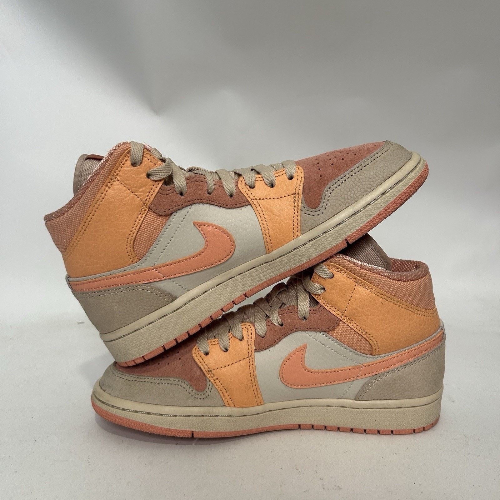 Jordan Brand Nike Air Jordan 1 Retro Mid WMNS “Apricot Orange” DH4270-800 Size US 7.5 / IT 37.5 - 3 Thumbnail