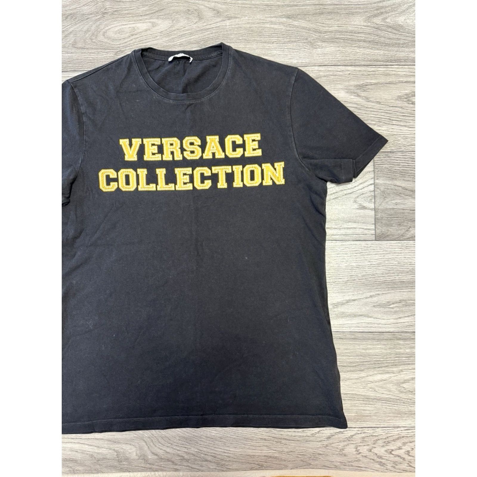Vintage VINTAGE Versace Collection Black T Shirt Short Sleeve Big Print Gold Logo Size L Men Size US L / EU 52-54 / 3 - 5 Thumbnail
