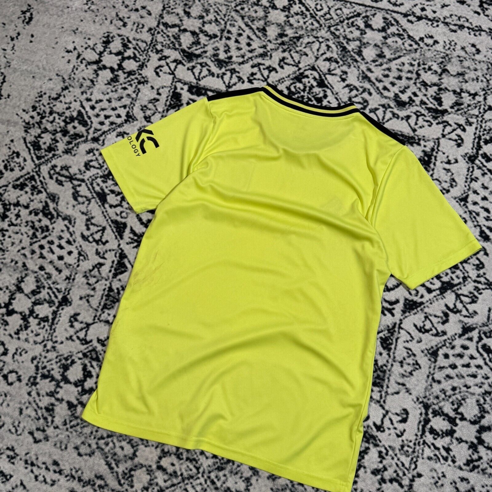 Adidas Vintage Adidas Neon Gren Polyester Jersey Size S Manchester Size US S / EU 44-46 / 1 - 13 Thumbnail