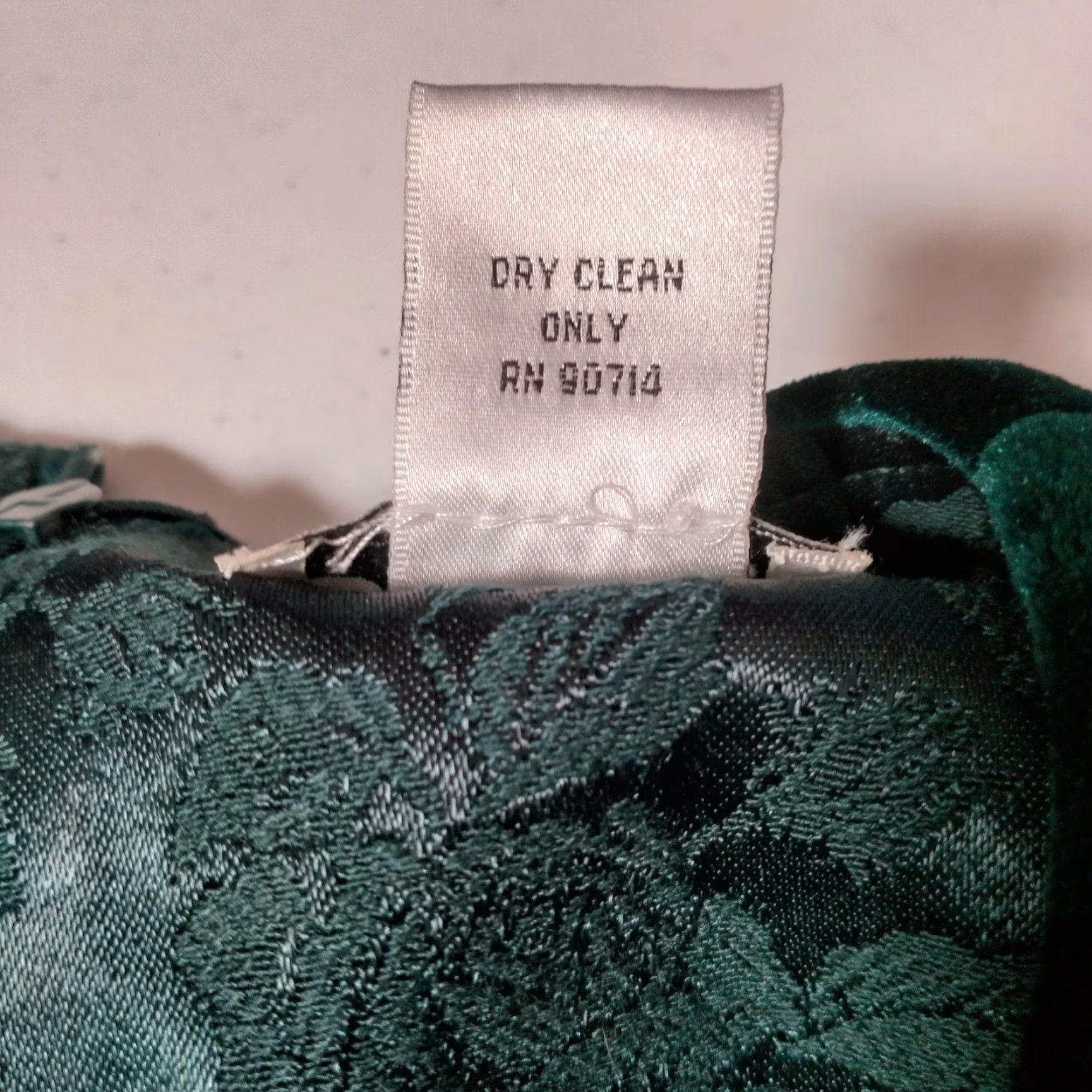 Velour Vintage J.B.S. LTD Emerald Green Velour Blouse 16W Round Neckline Long Sleeve Button Accent Fairy Fairycore Renaissance Whimsy Vintage 1990s Size XXL / US 16-18 / IT 52-54 - 4 Thumbnail