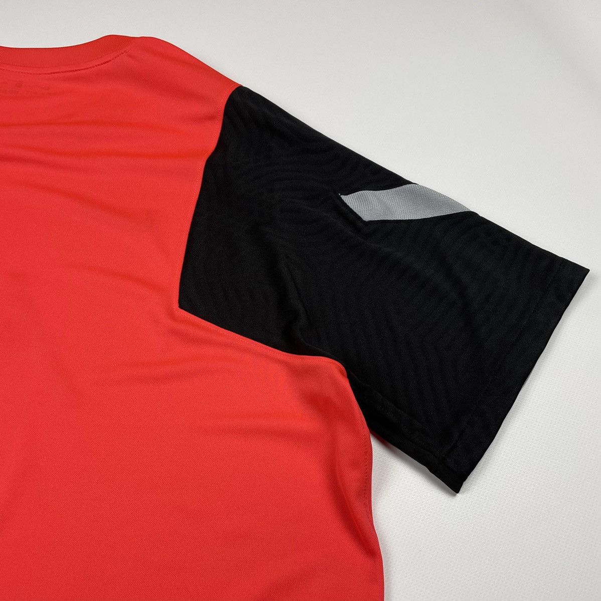 Nike Nike Liverpool FC 2020 AXA Training Soccer Jersey Size US XXL / EU 58 / 5 - 9 Thumbnail