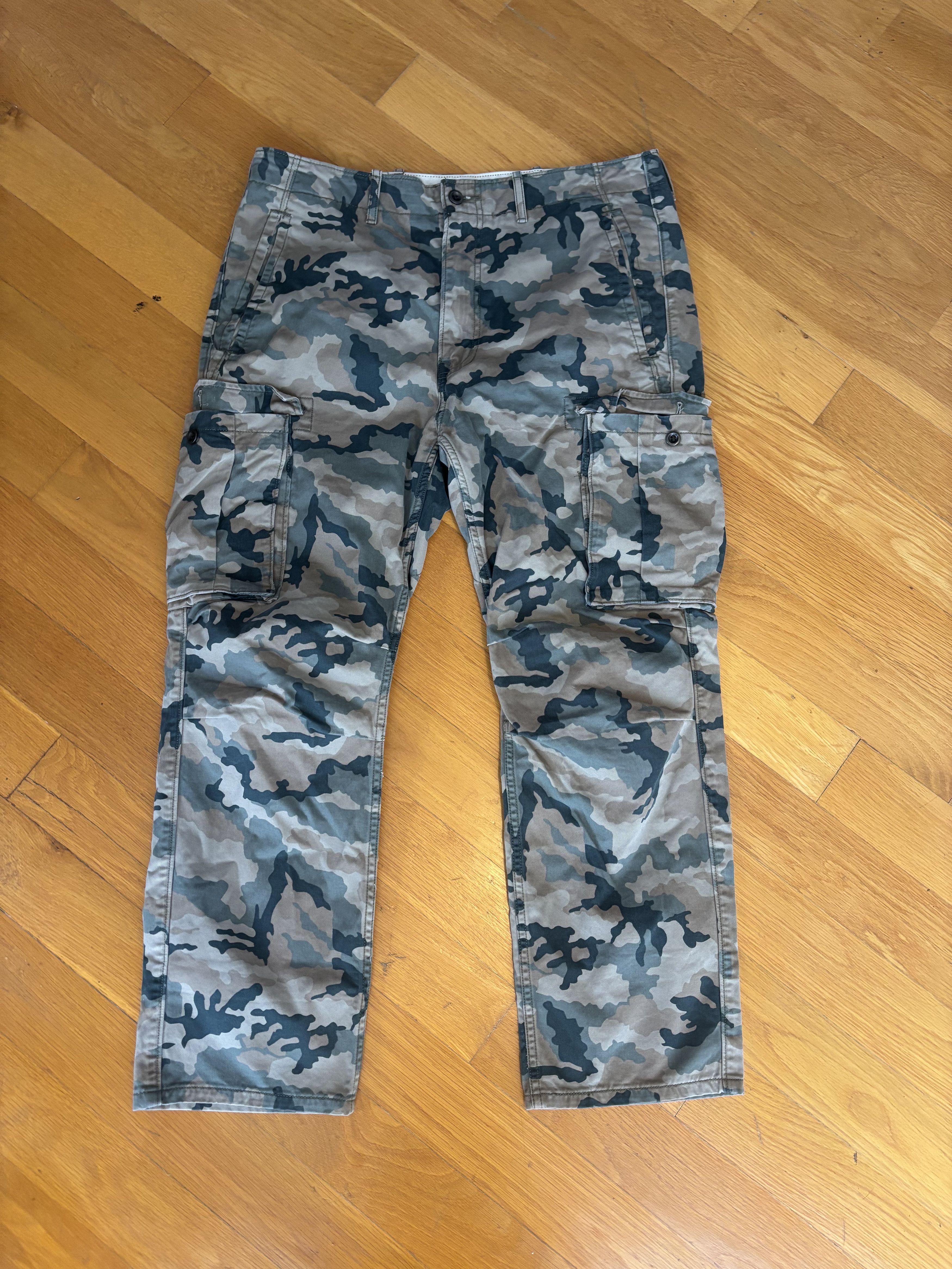 Levi's Levi's Camo Cargo Pants 34x30 Size US 34 / EU 50 - 1 Thumbnail