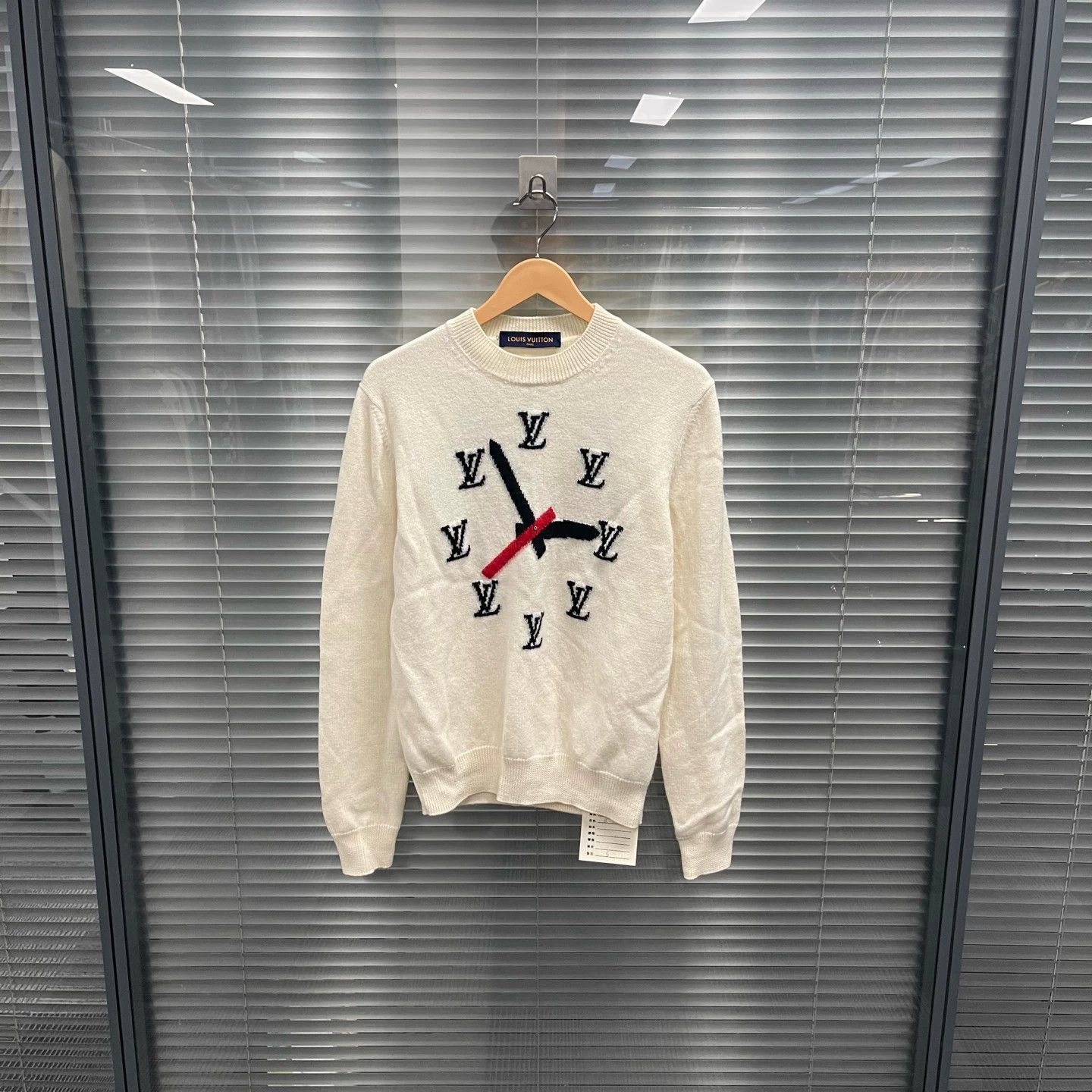 Louis Vuitton LOUIS VUITTON white Clock wool sweater S 99 new Size US S / EU 44-46 / 1 - 1 Thumbnail