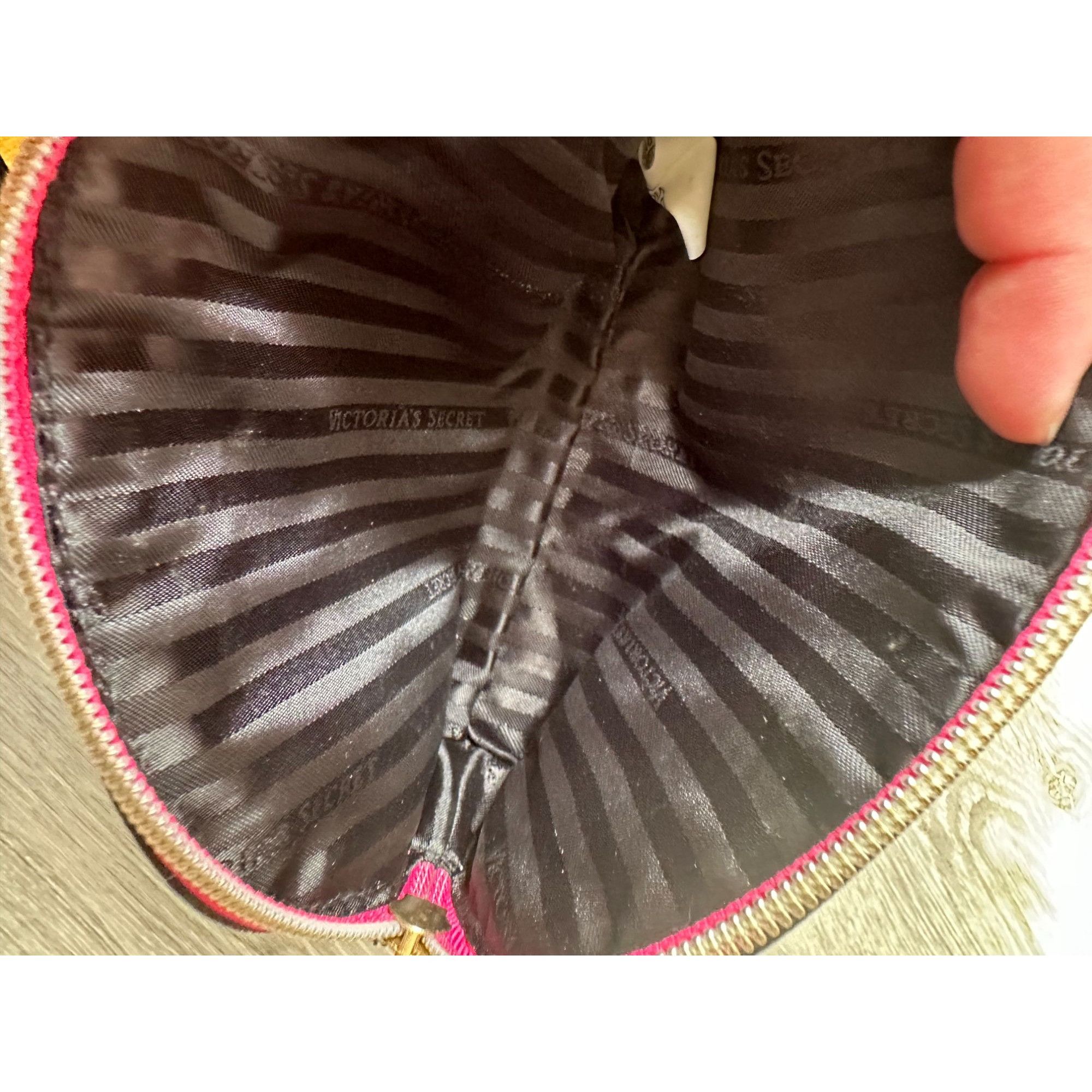 Victoria's Secret Victoria's Secret ''Love Victoria'' Hot Pink Zippered Makeup Size ONE SIZE - 9 Thumbnail
