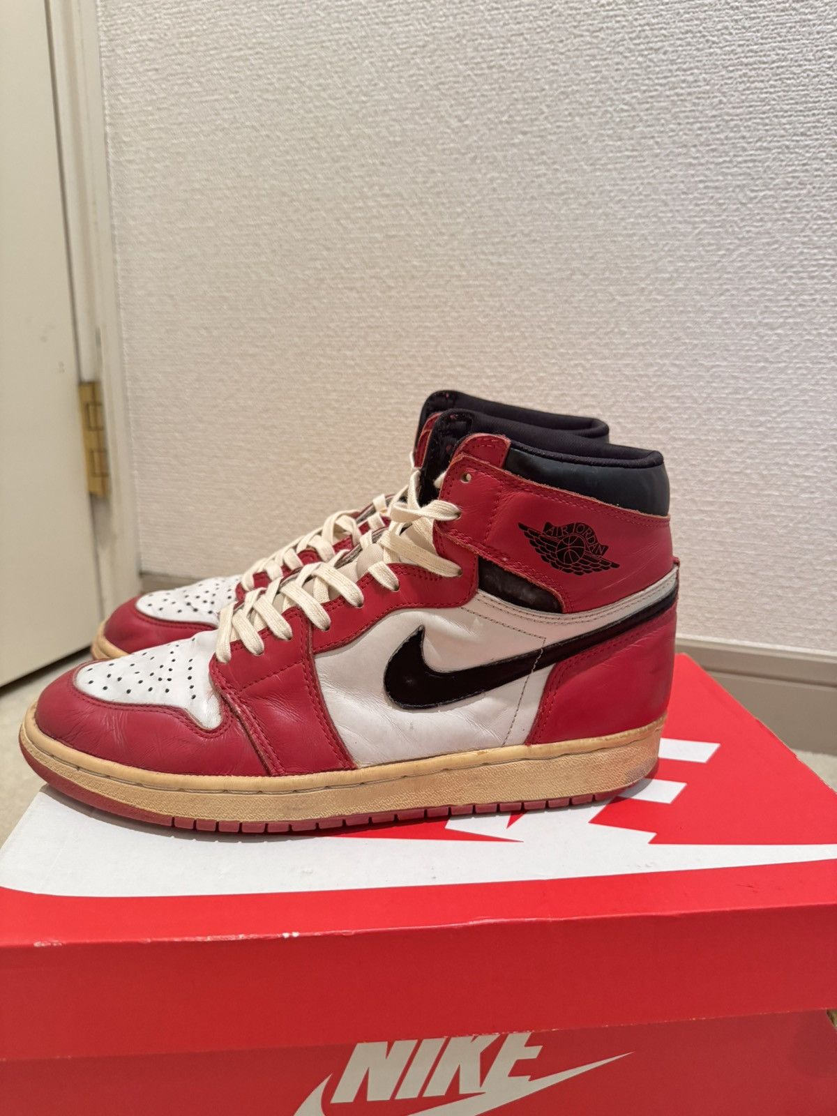 Jordan Brand very rare Nike Air Jordan 1 Retro High "Chicago" (1994) Size US 10 / EU 43 - 2 Thumbnail
