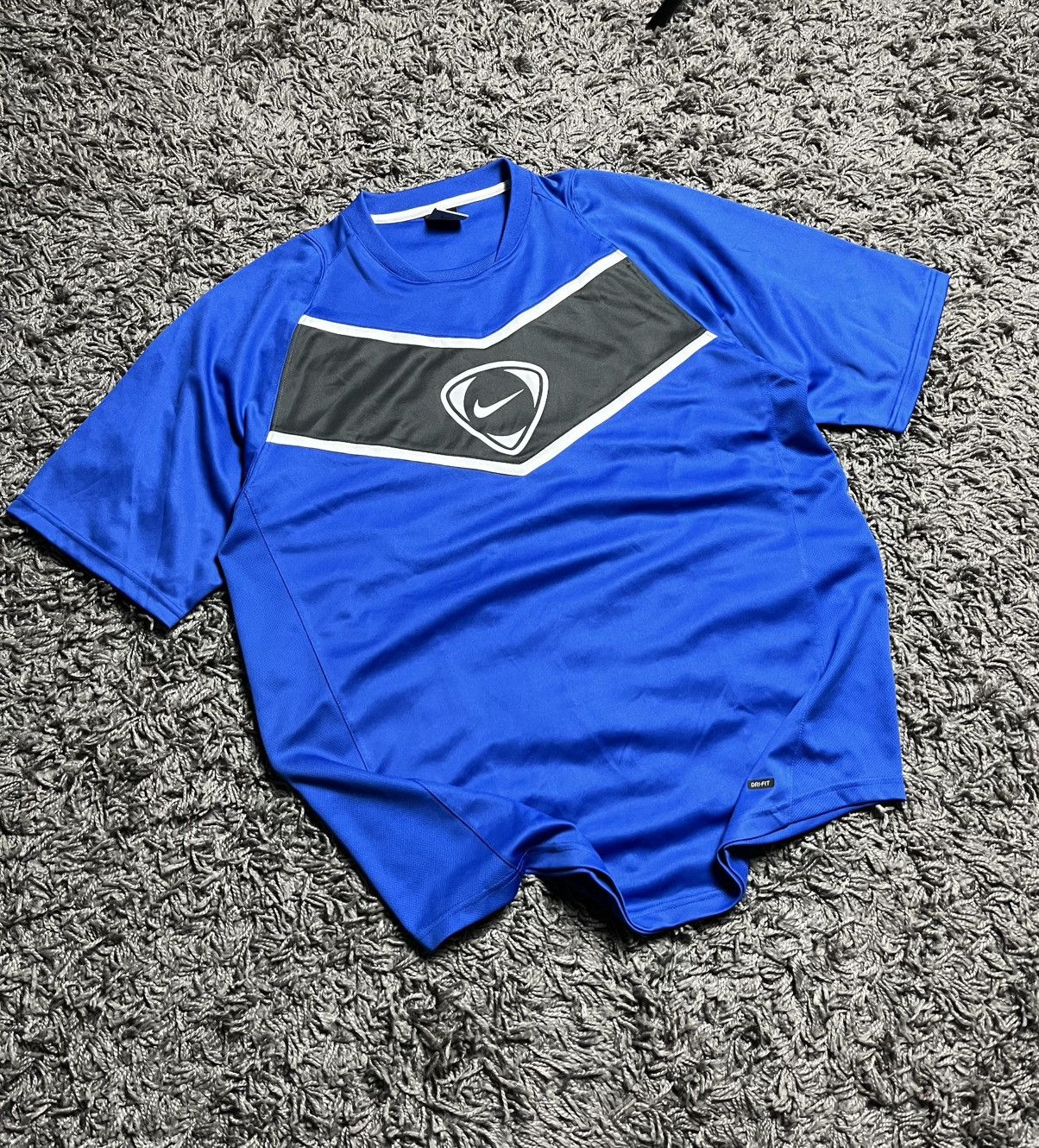 Nike Vintage Nike Dri-FIT Center Swoosh Training T-Shirt Size US L / EU 52-54 / 3 - 1 Thumbnail