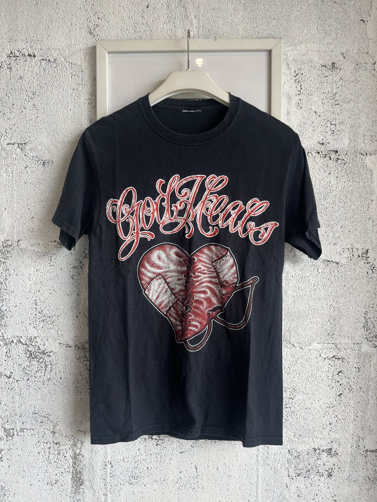 Vintage Vintage GOD HEALS Mark 5:34 Art design Tshirt Size US S / EU 44-46 / 1 - 2 Thumbnail