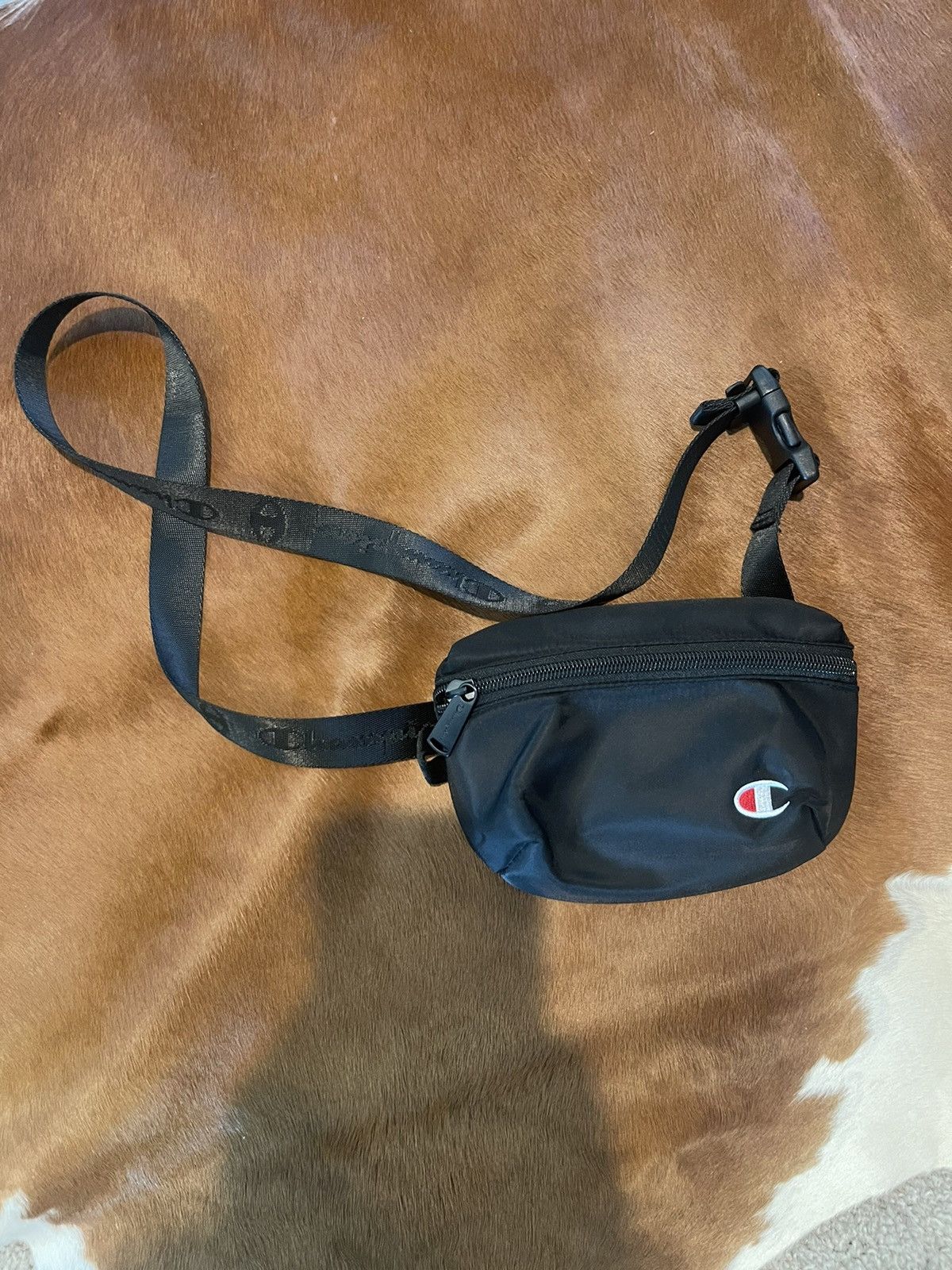 Champion Champion Embroidered Logo Crossbody Black Nylon NWOT Size ONE SIZE - 1 Thumbnail