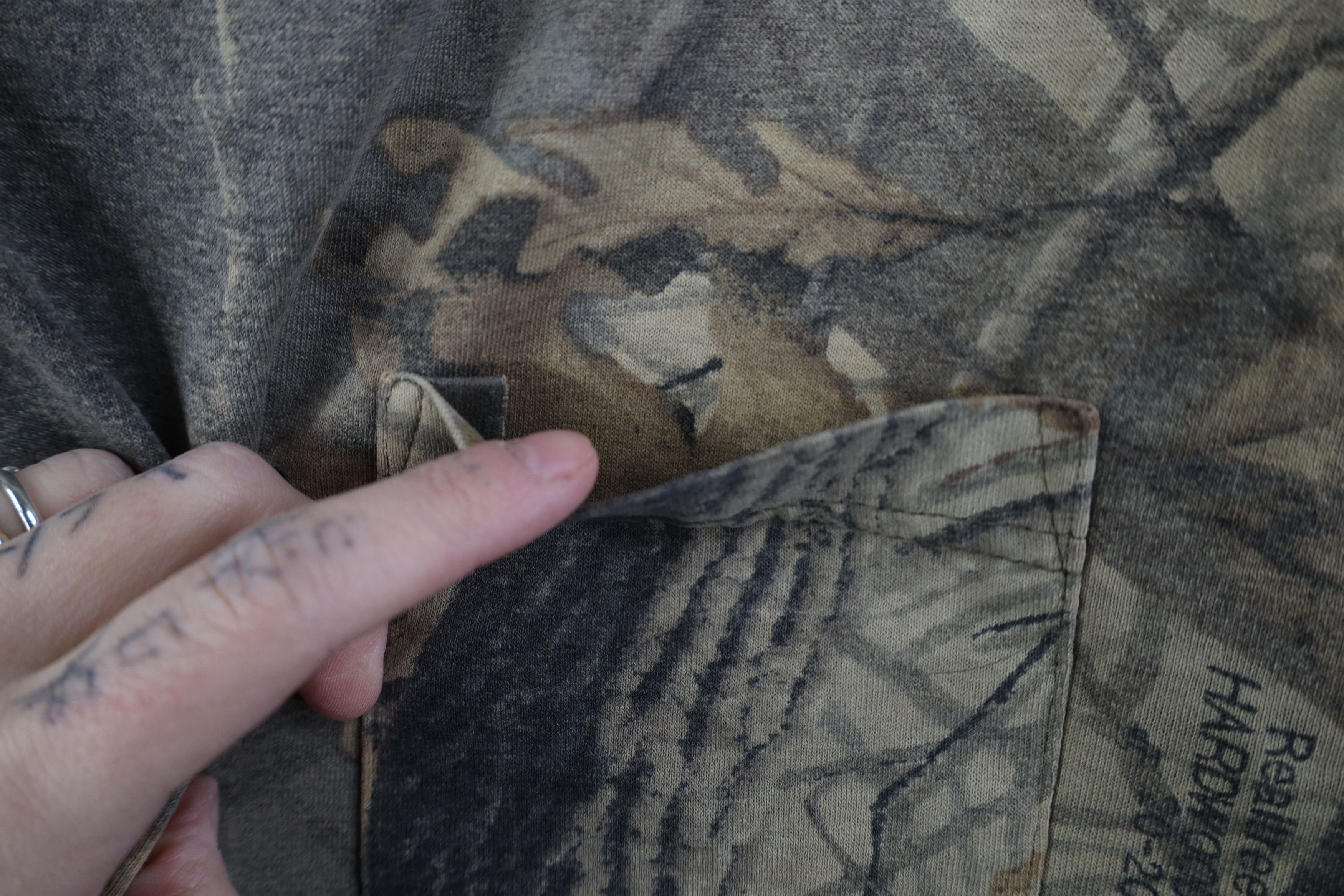 Vintage Vintage 90s Streetwear Realtree Camouflage Pocket T-Shirt Size US L / EU 52-54 / 3 - 5 Thumbnail