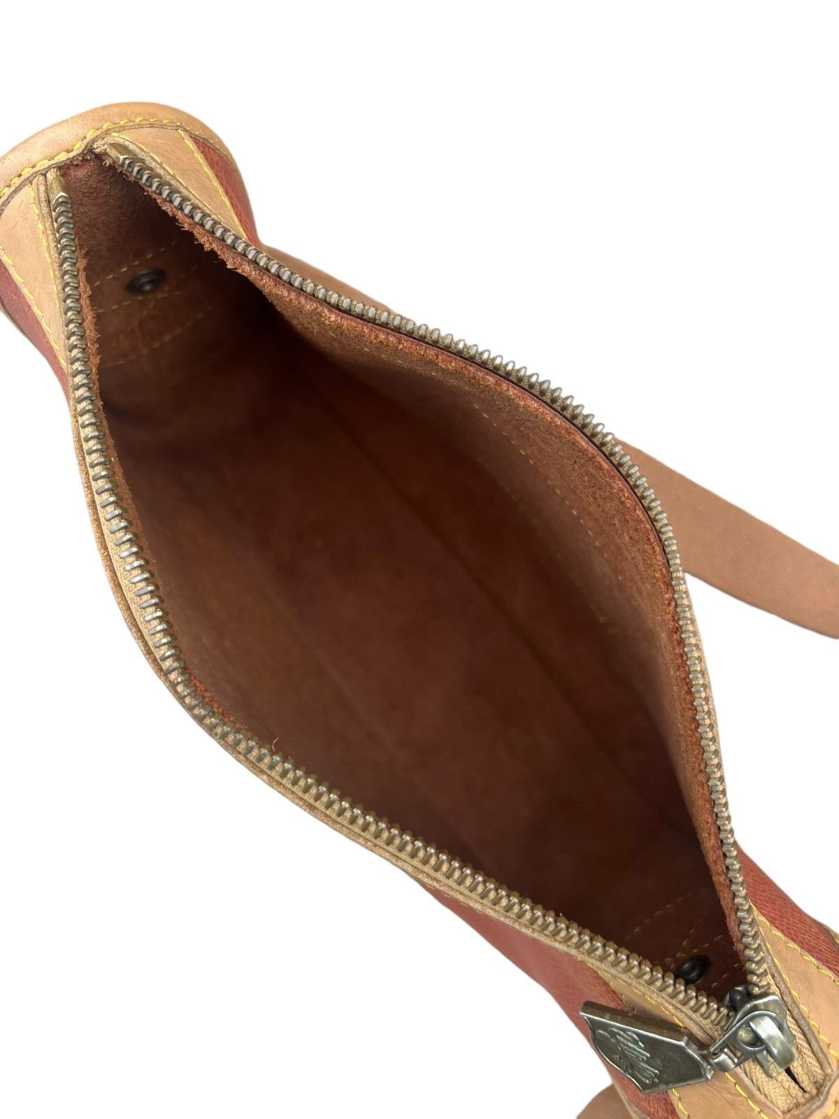 Leather Vintage 90s Upla Paris Scratches Patina Leather Sling Bag Size ONE SIZE - 24 Thumbnail