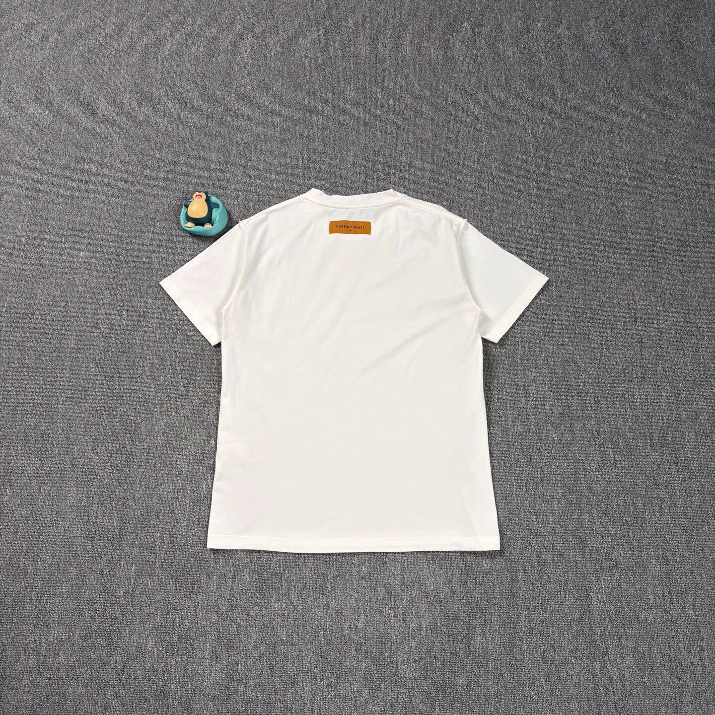 Louis Vuitton LV White Embossed Logo Short Tee M LN Size US M / EU 48-50 / 2 - 2 Thumbnail