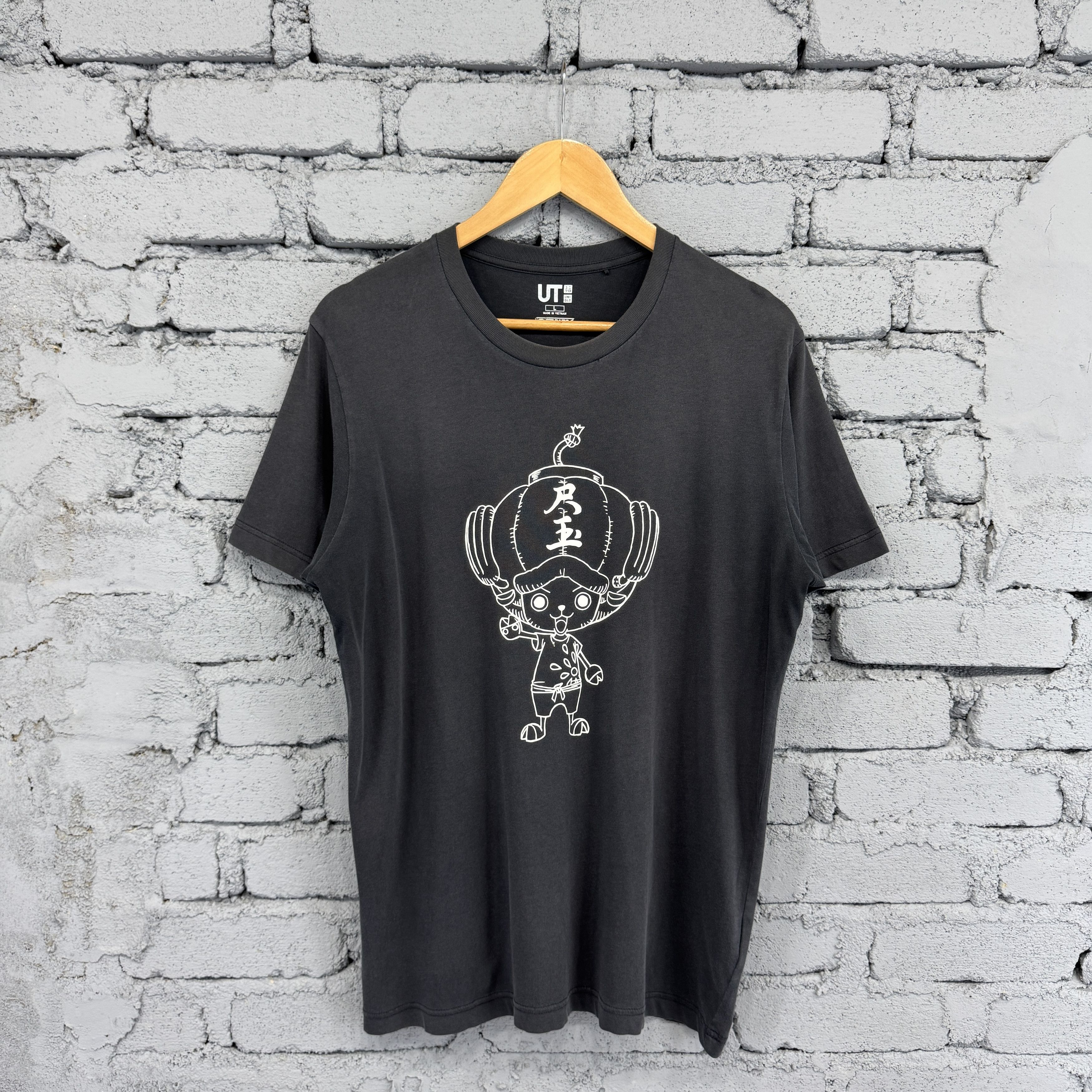 Uniqlo Uniqlo UT One Piece Tony Chopper Sunfaded Tshirt Size US L / EU 52-54 / 3 - 1 Thumbnail