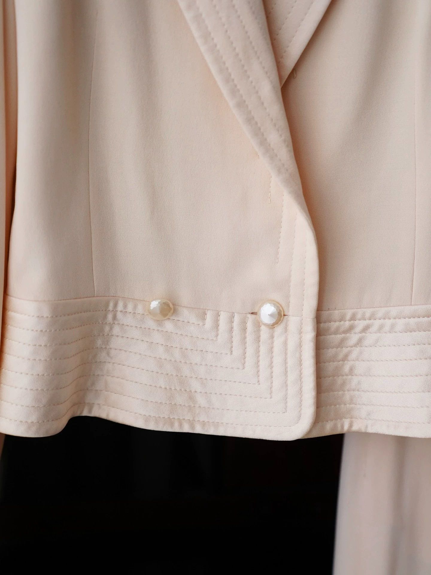 Louis Feraud LOUIS FERAUD Vintage Cream Pearl Button Skirt Suit FR38 Size S / US 4 / IT 40 - 6 Thumbnail