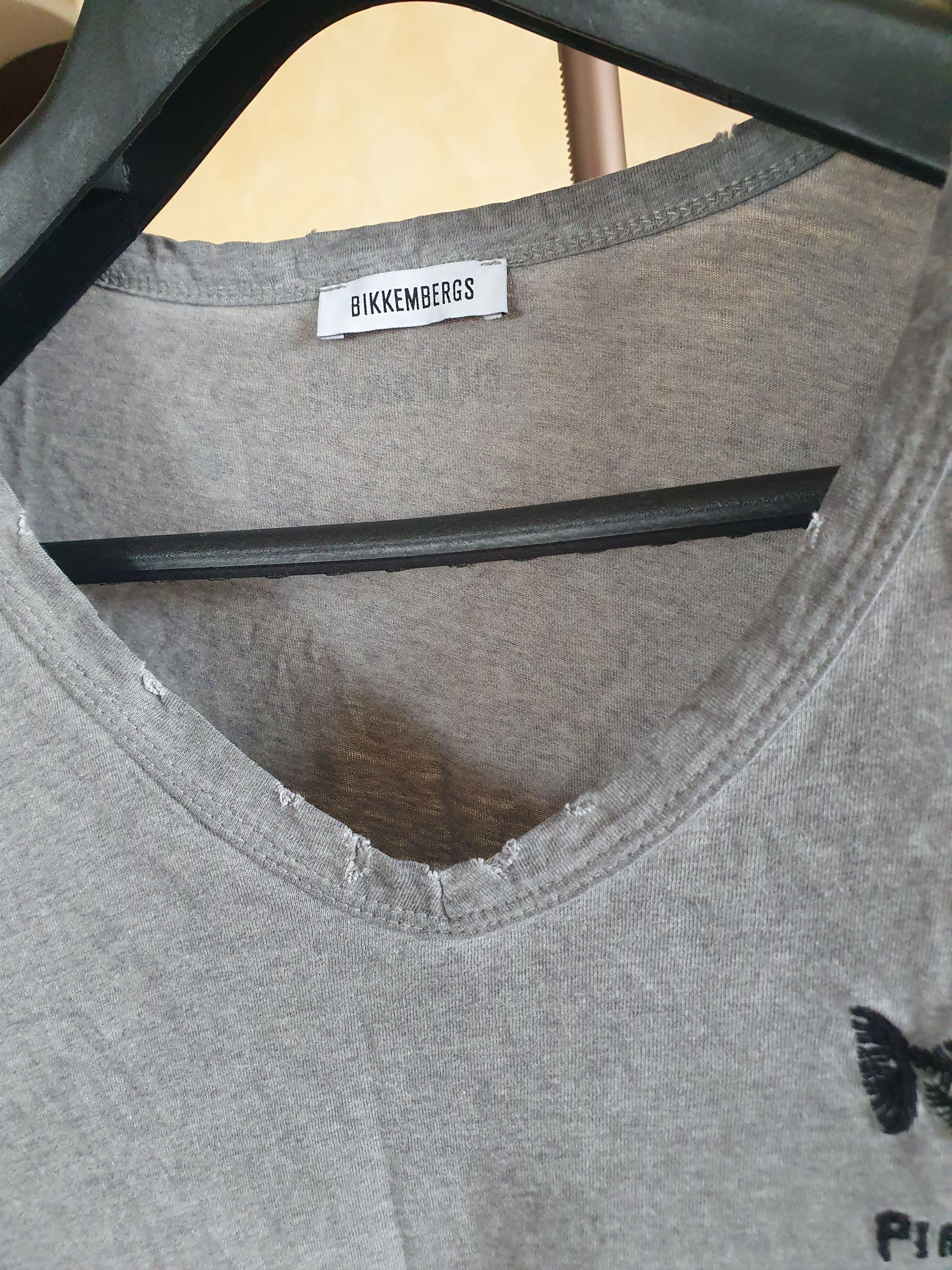 Dirk Bikkembergs Dirk Bikkemberg Piranha's Kiss Distress V-neck tee sz S/M? Size US M / EU 48-50 / 2 - 7 Thumbnail