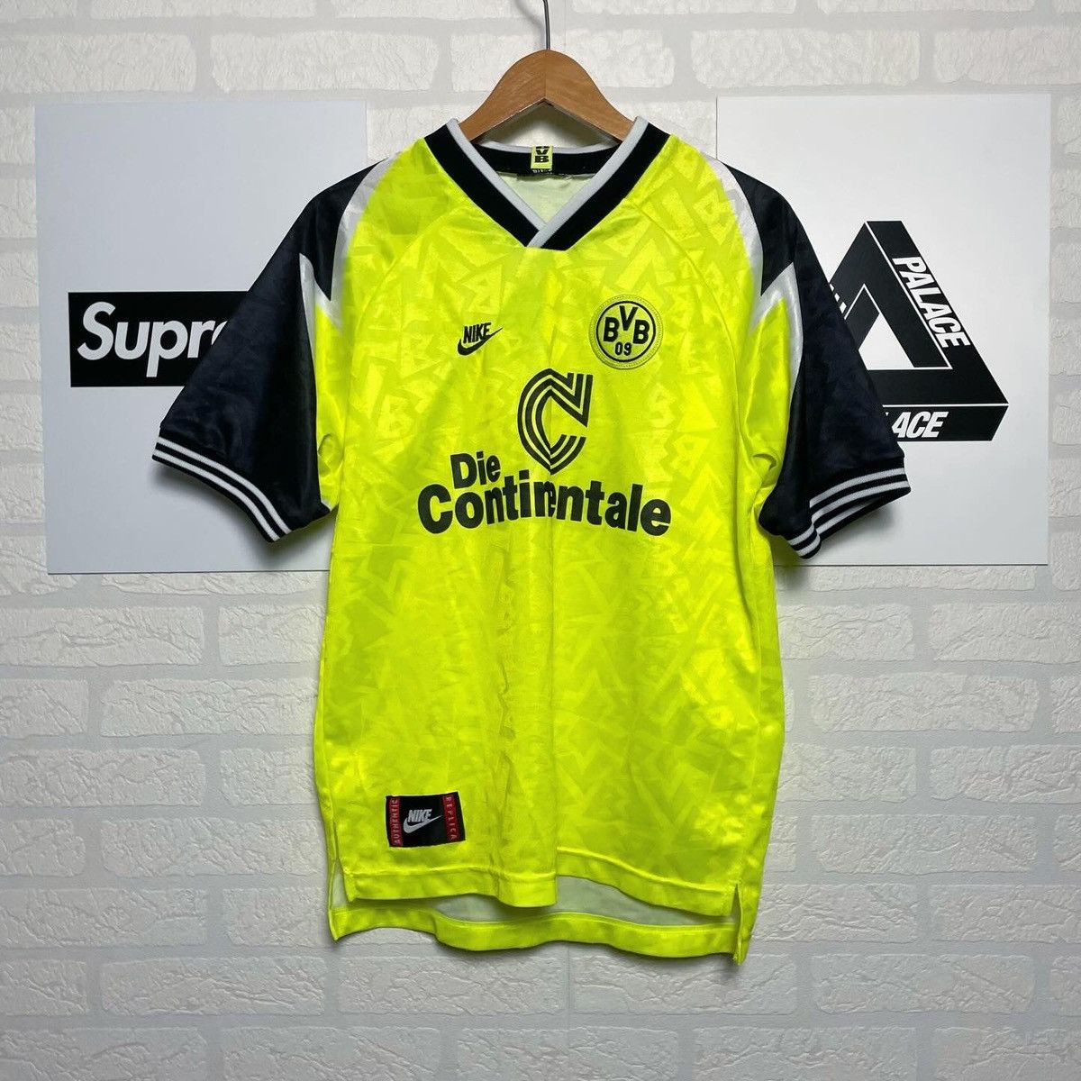 Nike Borussia Dortmund 1997/98 away jersey Vintage Nike Size US S / EU 44-46 / 1 - 1 Thumbnail