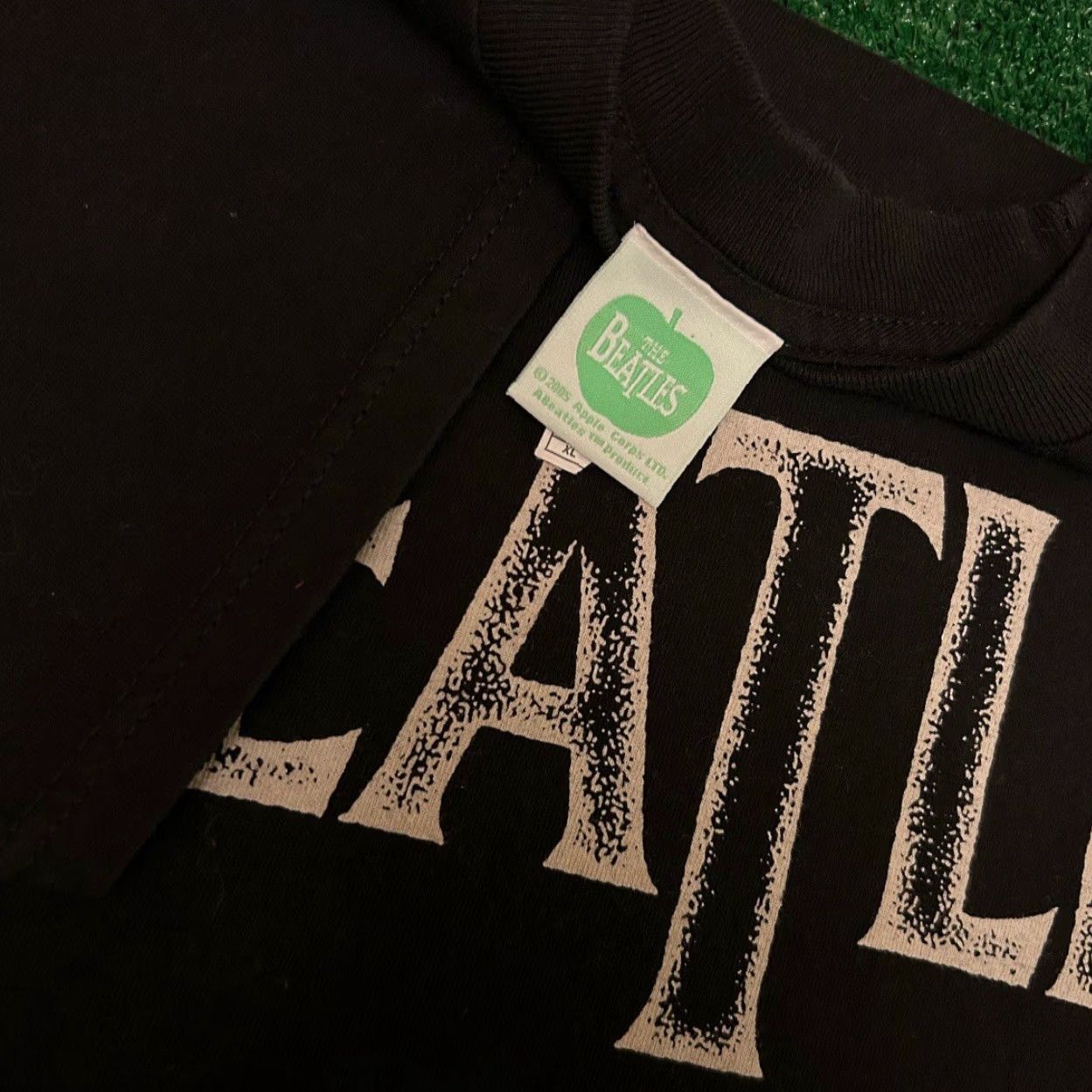 Apple VINTAGE The Beatles Band Tee Logo Apple 2005 VTG Shirt XL Black Mens 90s Y2k Logo Rock Music Band Tee Size US XL / EU 56 / 4 - 2 Thumbnail