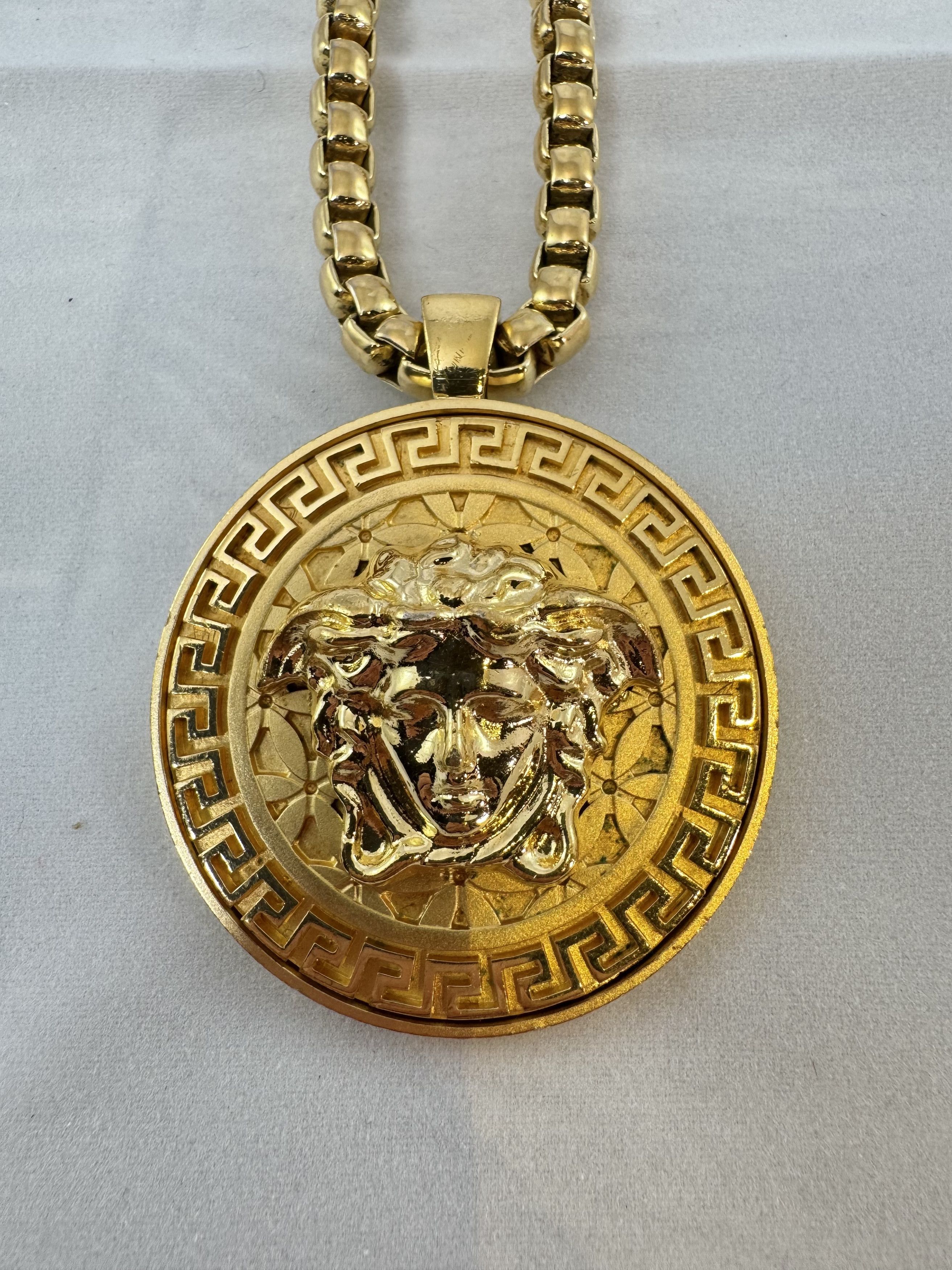 Versace Versace Medusa gold necklace, complete set, good condition Size ONE SIZE - 5 Thumbnail