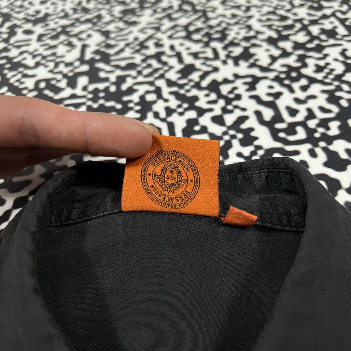Versace RARE VERSACE DOLM Y2K Vintage Monogram Faded Luxury Shirt Size US XL / EU 56 / 4 - 13 Thumbnail
