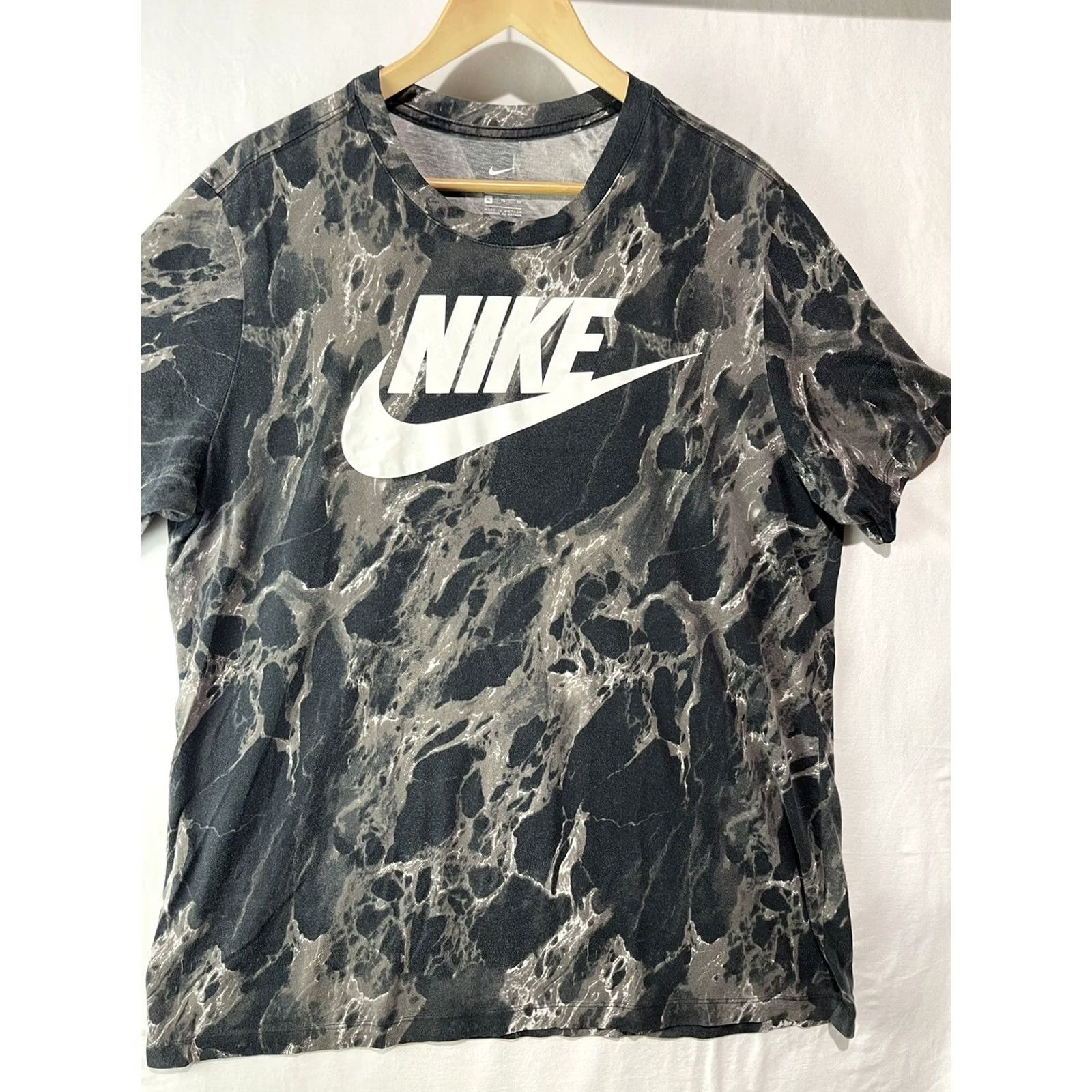 Nike Nike Shirt Mens XL Black Swoosh Marble Tee CD1282-010 Size US XL / EU 56 / 4 - 3 Thumbnail