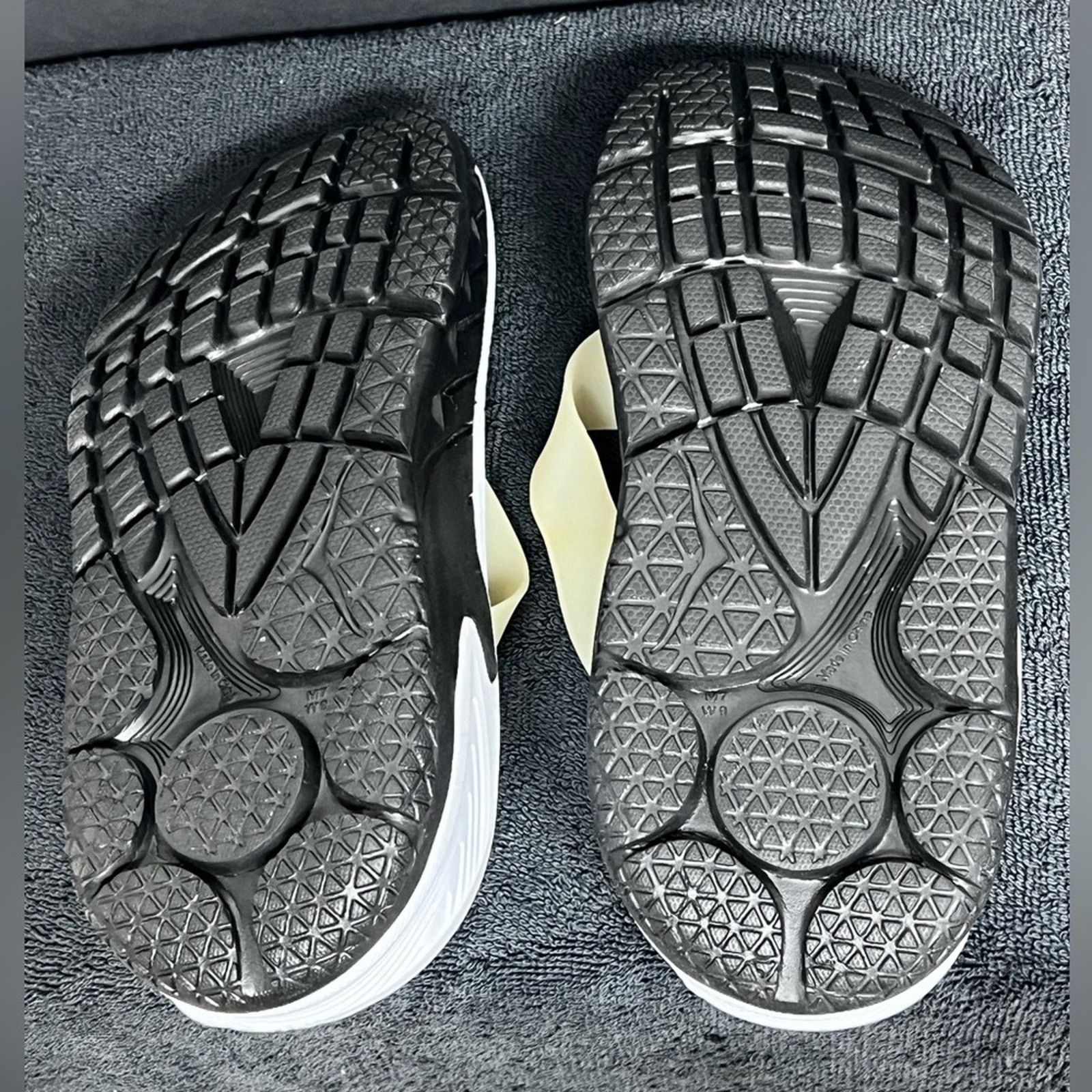 Hoka Hoka One One Ora Womens Recovery Flip Flop Sandal Size 9 Size US 9 / IT 39 - 6 Thumbnail