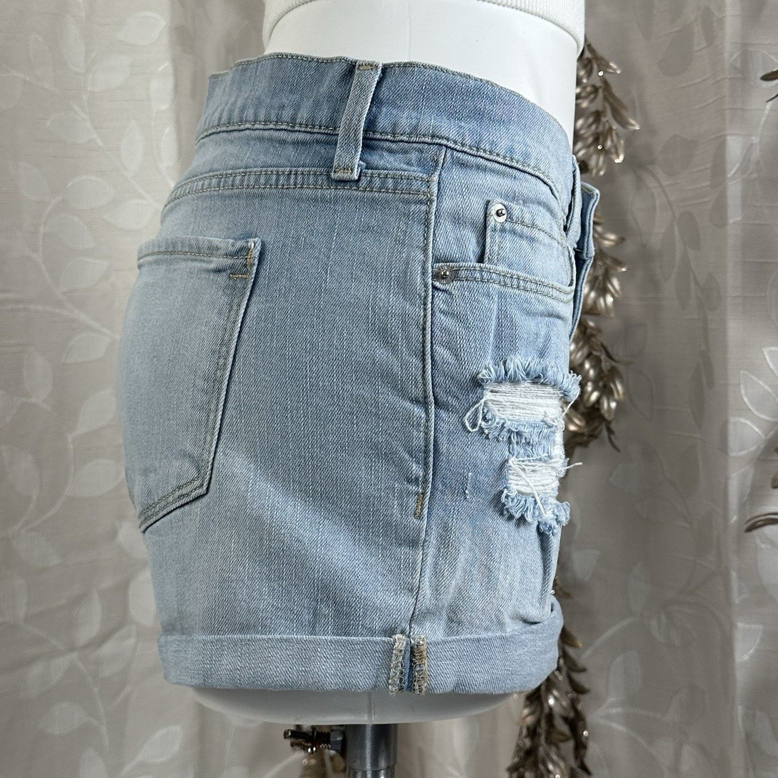 Old Navy Old Navy Boyfriend Denim Shorts Size 8 Light Wash Distressed Size 29" - 2 Thumbnail