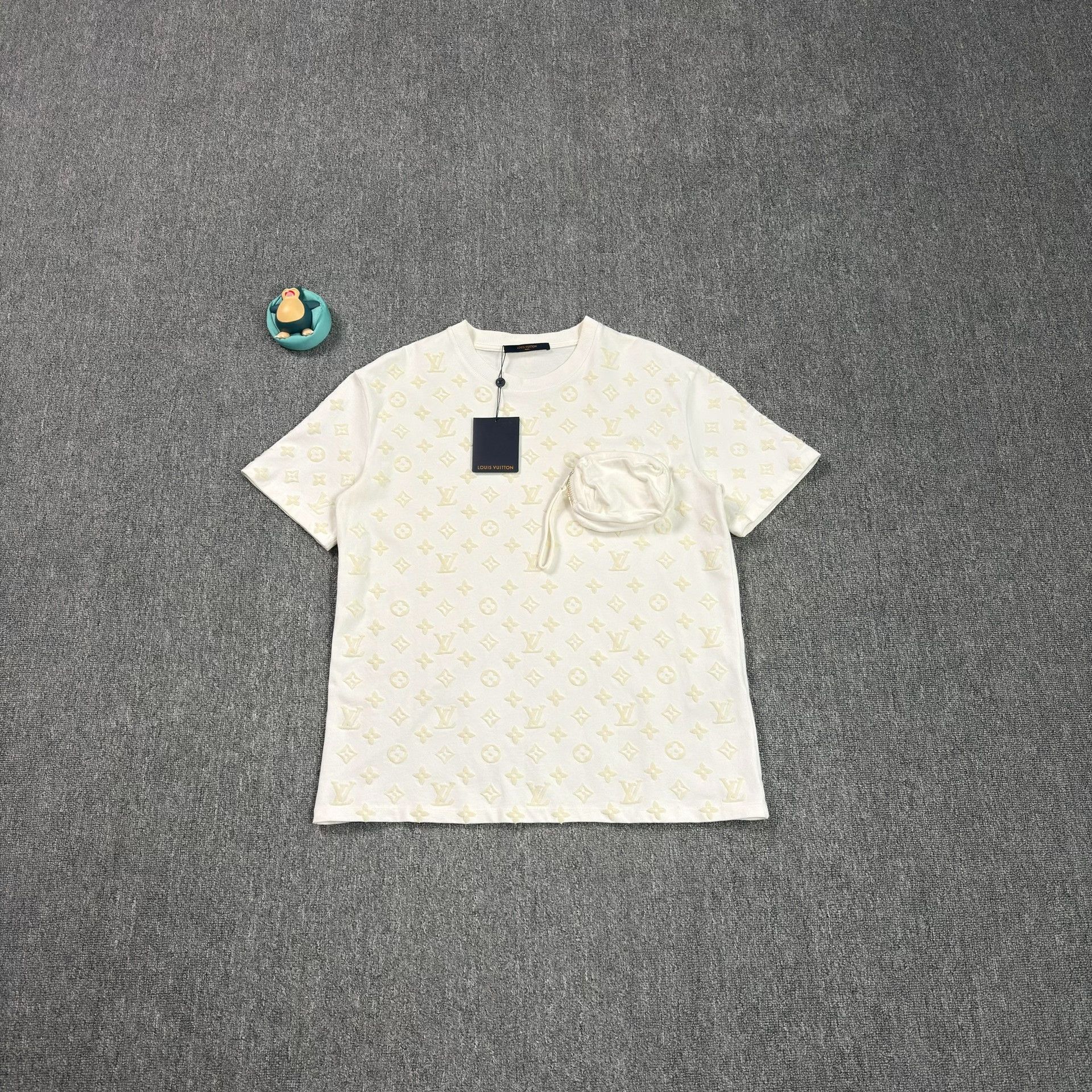 Louis Vuitton Louis Vuitton Monogram Flocking Pocket T-Shirt Size L Size US L / EU 52-54 / 3 - 1 Thumbnail