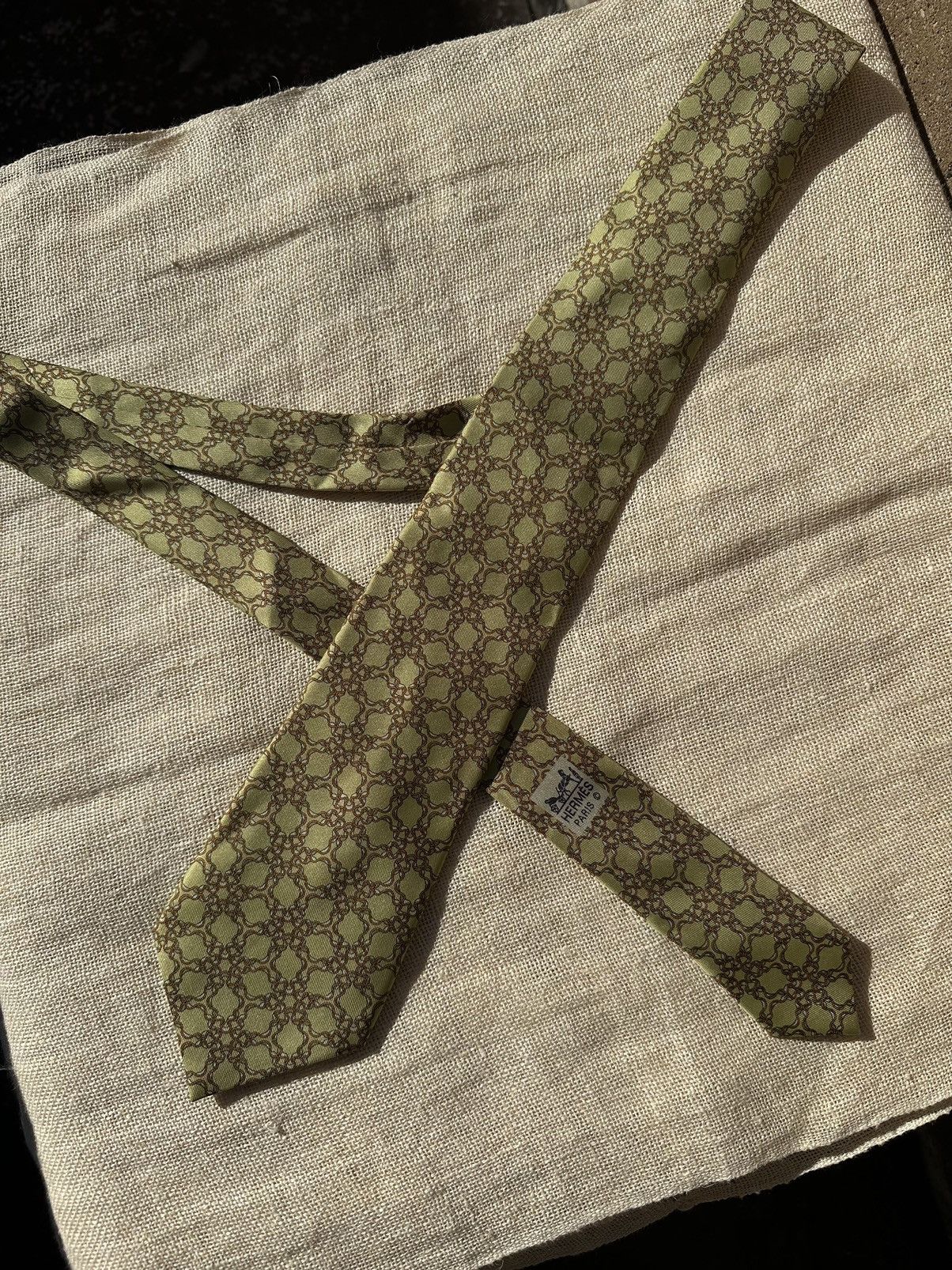 Hermes Gorgeous Hermes Patterned Luxury Tie Silk Handmade Size ONE SIZE - 1 Thumbnail