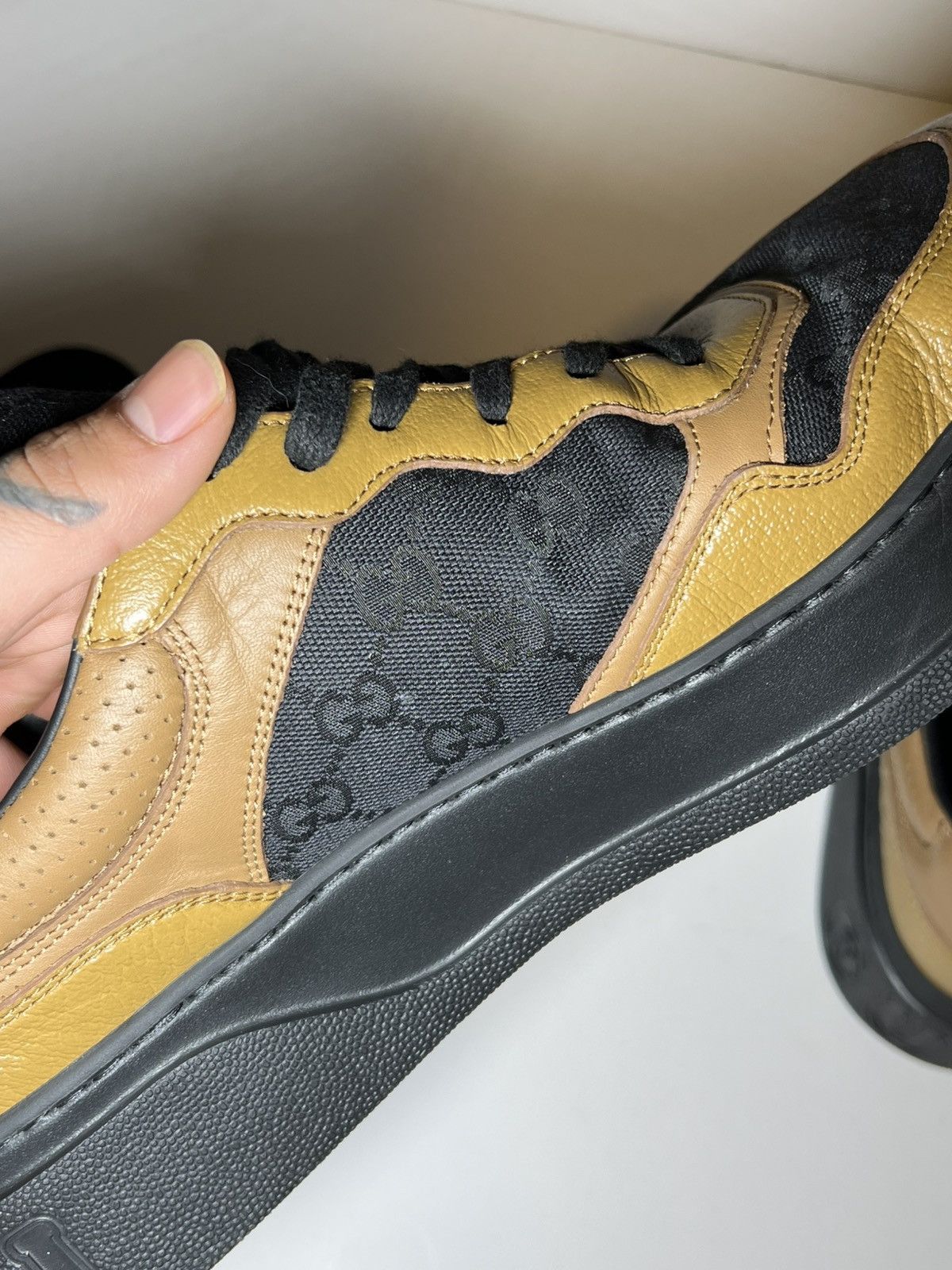 Gucci Gucci GG Supreme Embossed Chunk Low Camel and black leather Size US 13 / EU 46 - 16 Thumbnail