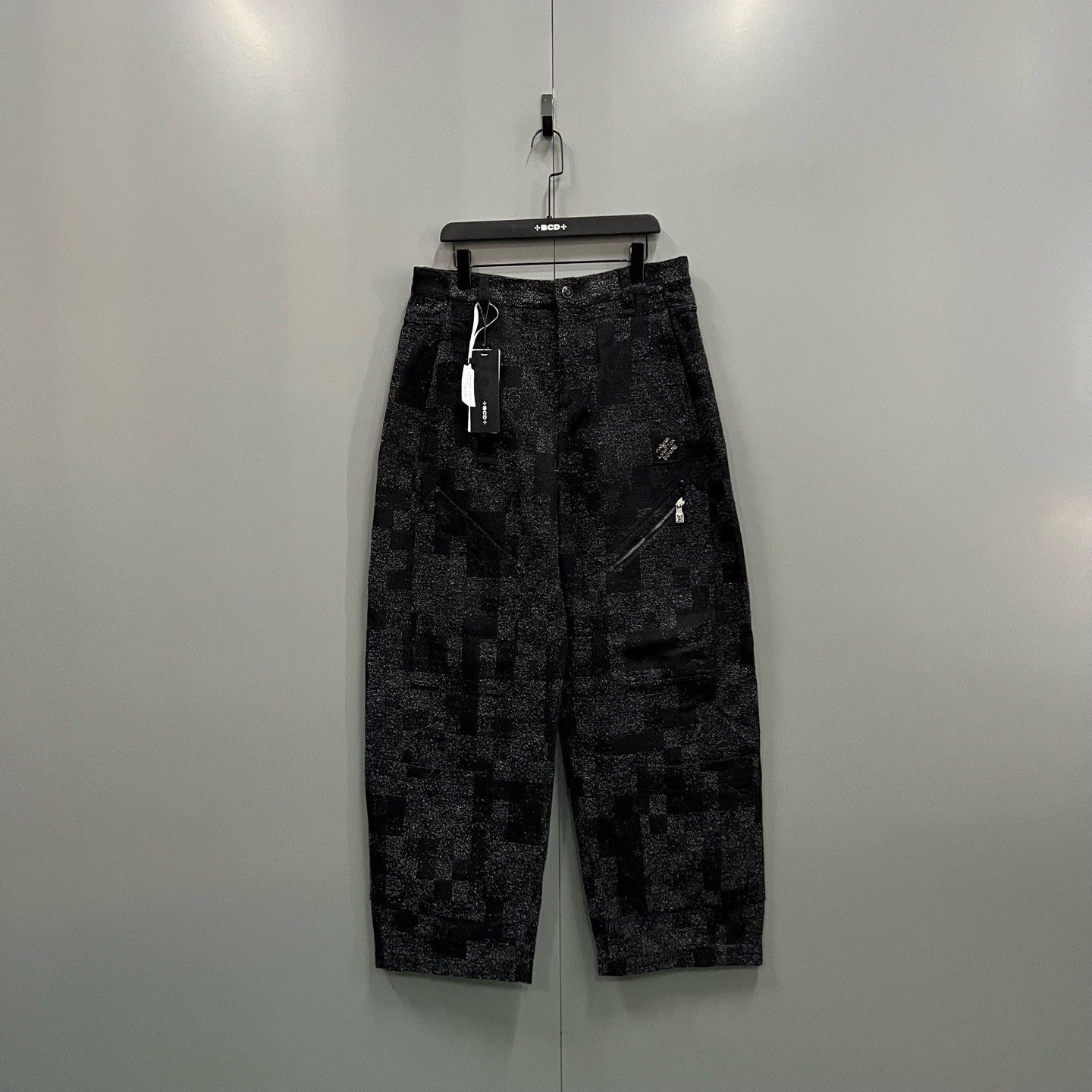 Louis Vuitton Louis Vuitton 25 Men's Pearl Rivet Cargo Jeans Size US 31 - 1 Thumbnail