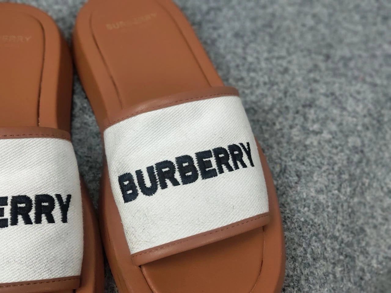 Burberry Burberry Buckingham Brown Logo Slides in Canvas & Leather Size US 9 / IT 39 - 15 Thumbnail