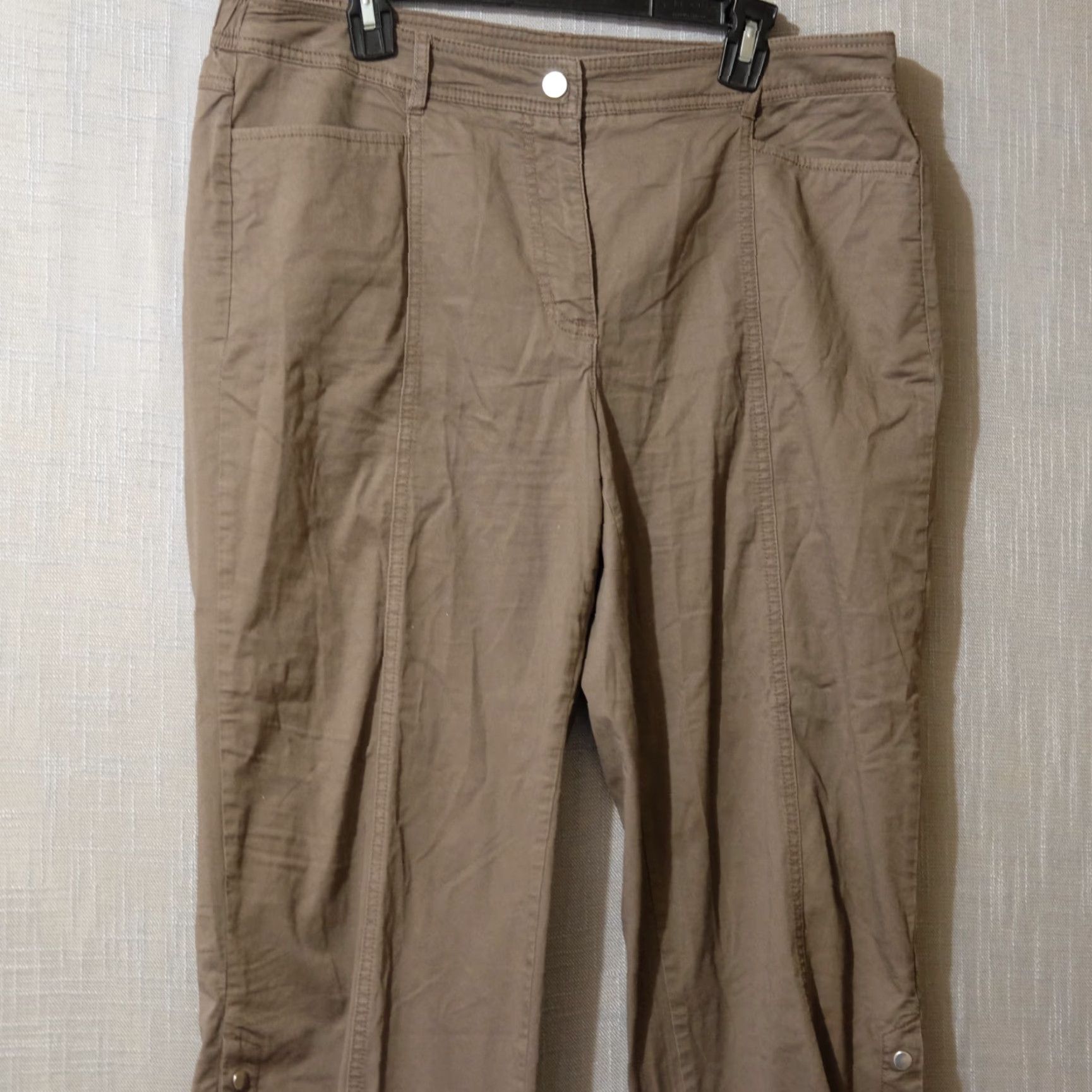 JM Collection JM Collection Capri Pants Stretch Pockets Brown Cuff Button Womens 14 Jeans Pants Capri Womens 14 Brown Pockets Stretch JM Collection Women Capris 14 Size 36" / US 14 / IT 50 - 2 Thumbnail