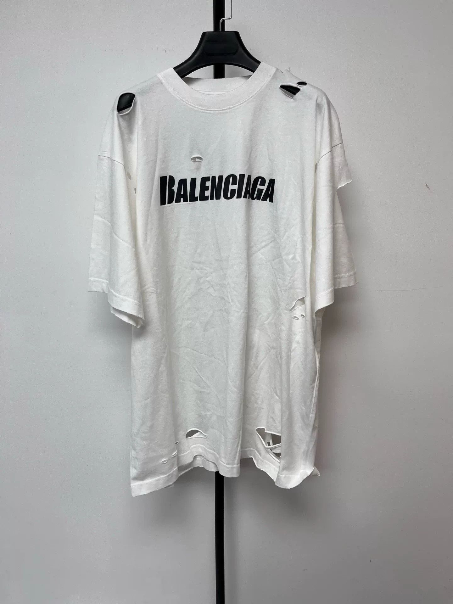 Balenciaga Balenciaga Destroyed Hole Short Sleeve Tee Size US XS / EU 42 / 0 - 1 Thumbnail
