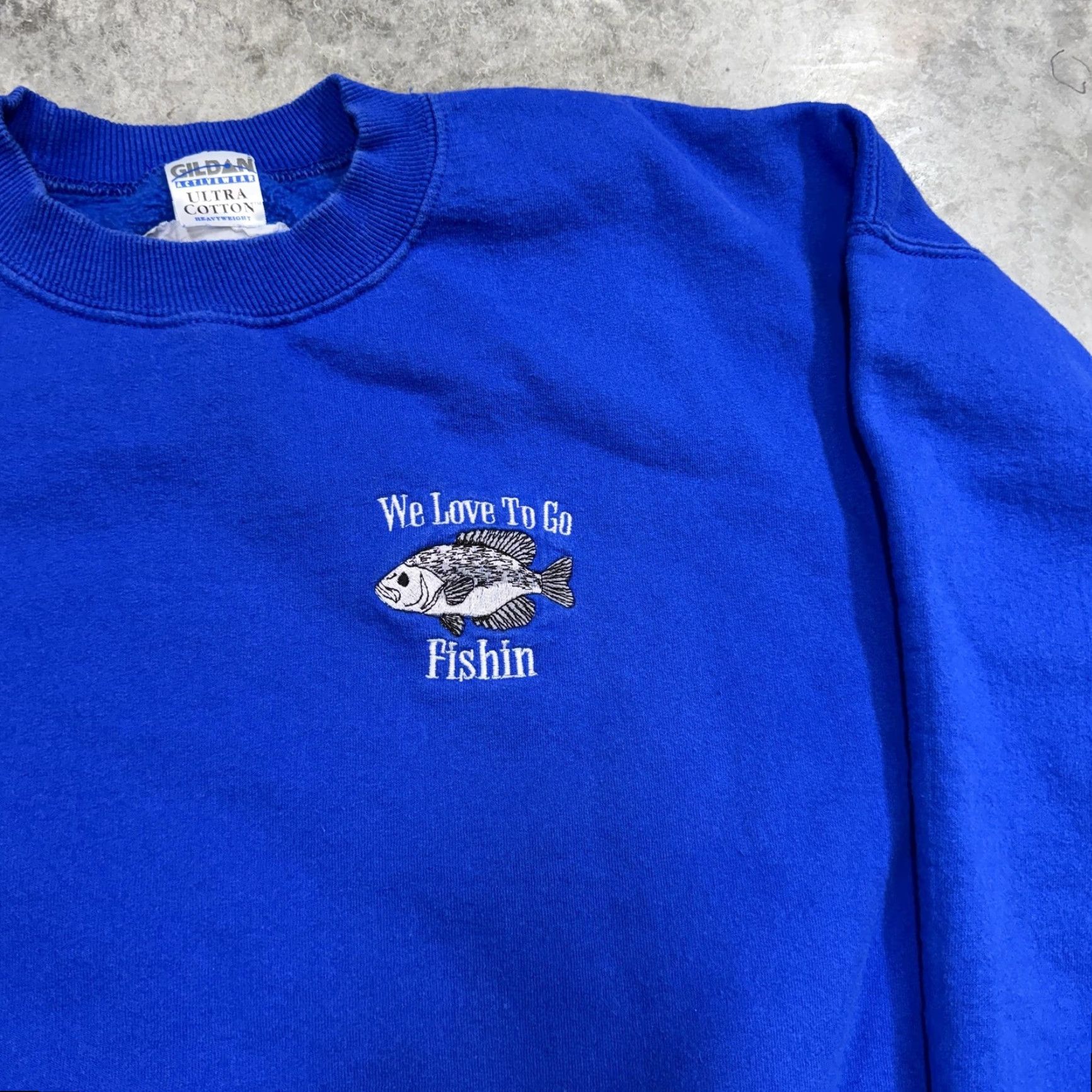 Gildan VINTAGE Fishing Sweatshirt mens 2XL blue crewneck Fish Bass outdoors grandpa Size US XXL / EU 58 / 5 - 2 Thumbnail