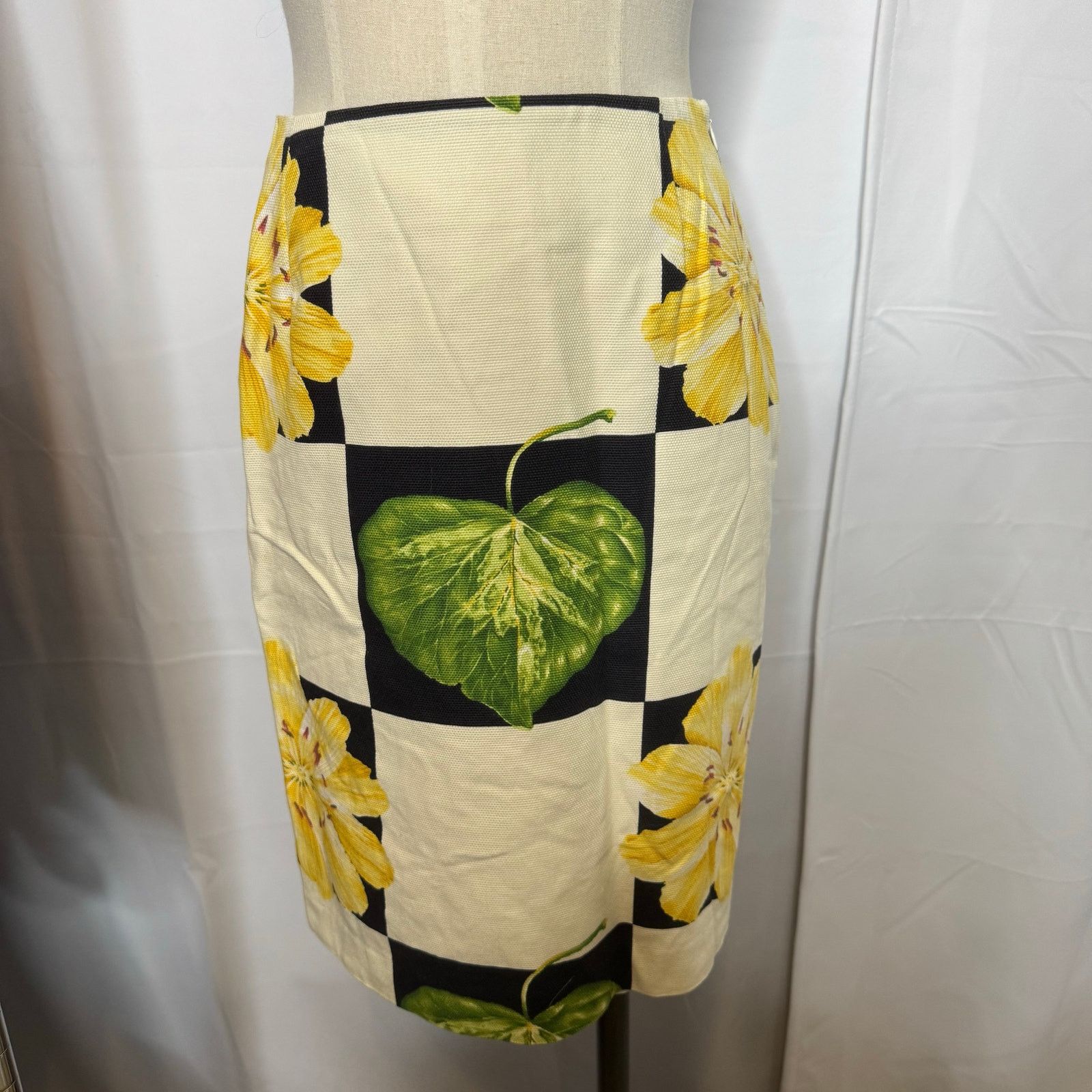 J.McLaughlin J. McLaughlin Size 6 Pencil Skirt Floral Check Size 28" / US 6 / IT 42 - 2 Thumbnail