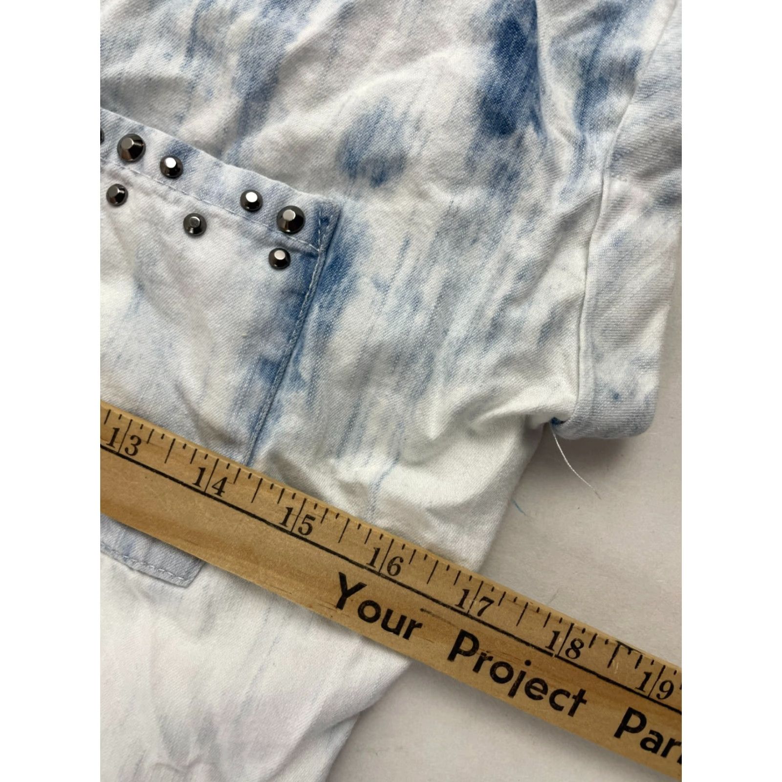 Vintage Rock & Republic Shirt XS Women's Bleach Dyed Button Up Cuffed Sleeveless, White? Blue. Size XS / US 0-2 / IT 36-38 - 5 Thumbnail