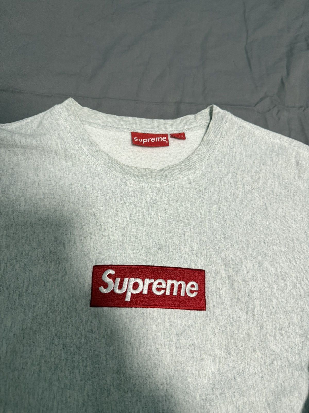 Supreme Supreme fw18 grey box logo crewneck red on grey Size US L / EU 52-54 / 3 - 2 Thumbnail