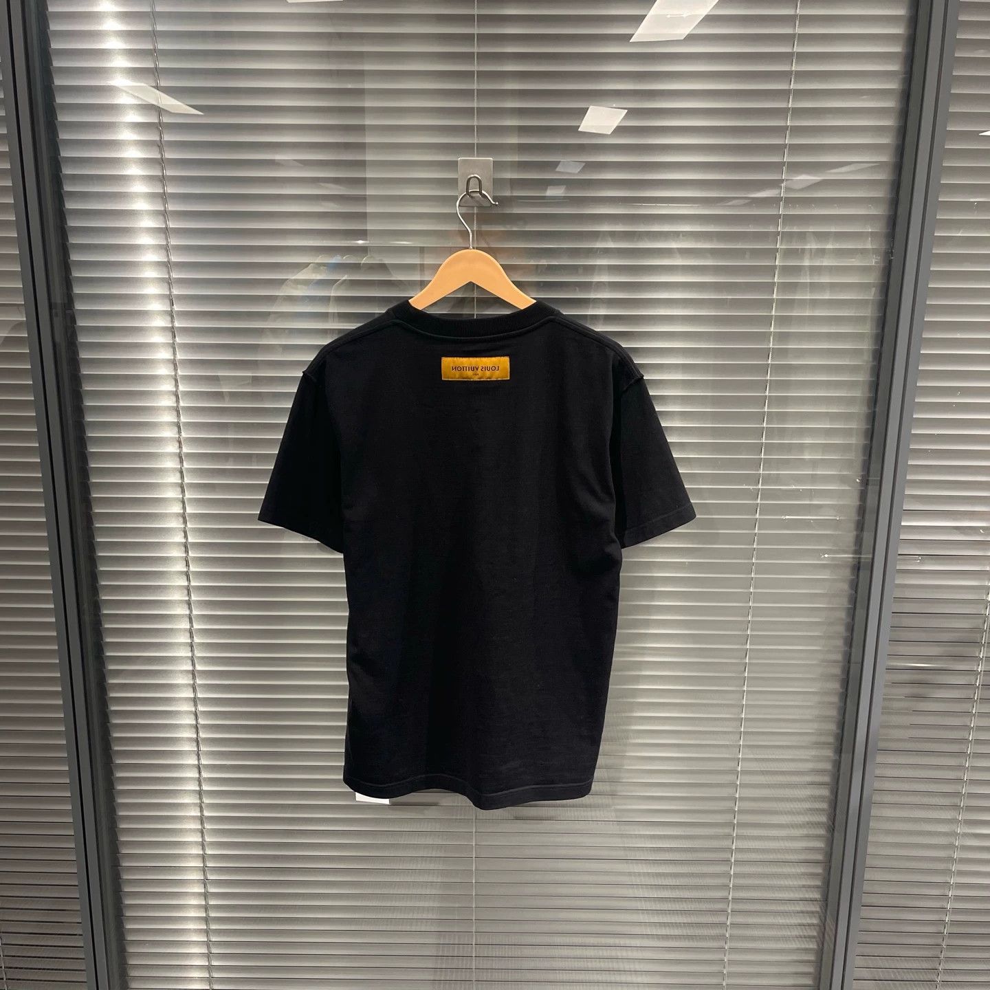 Louis Vuitton Louis Vuitton Hand Sign Multi-Element Logo Tee M Size US M / EU 48-50 / 2 - 2 Thumbnail
