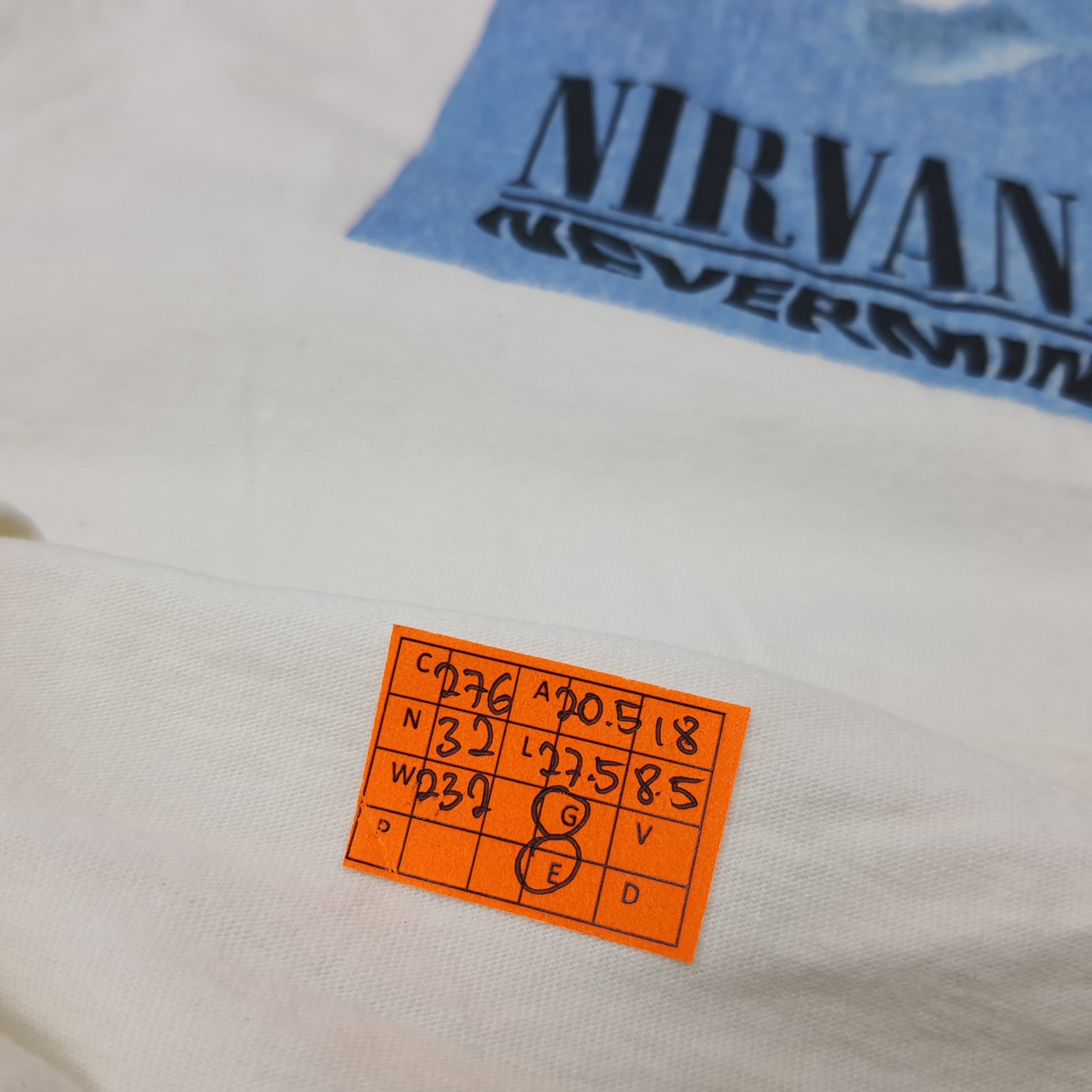 Vintage Vintage Nirvana Nevermind Band 2000s Reprint T-Shirt C276N32 Size US M / EU 48-50 / 2 - 8 Thumbnail