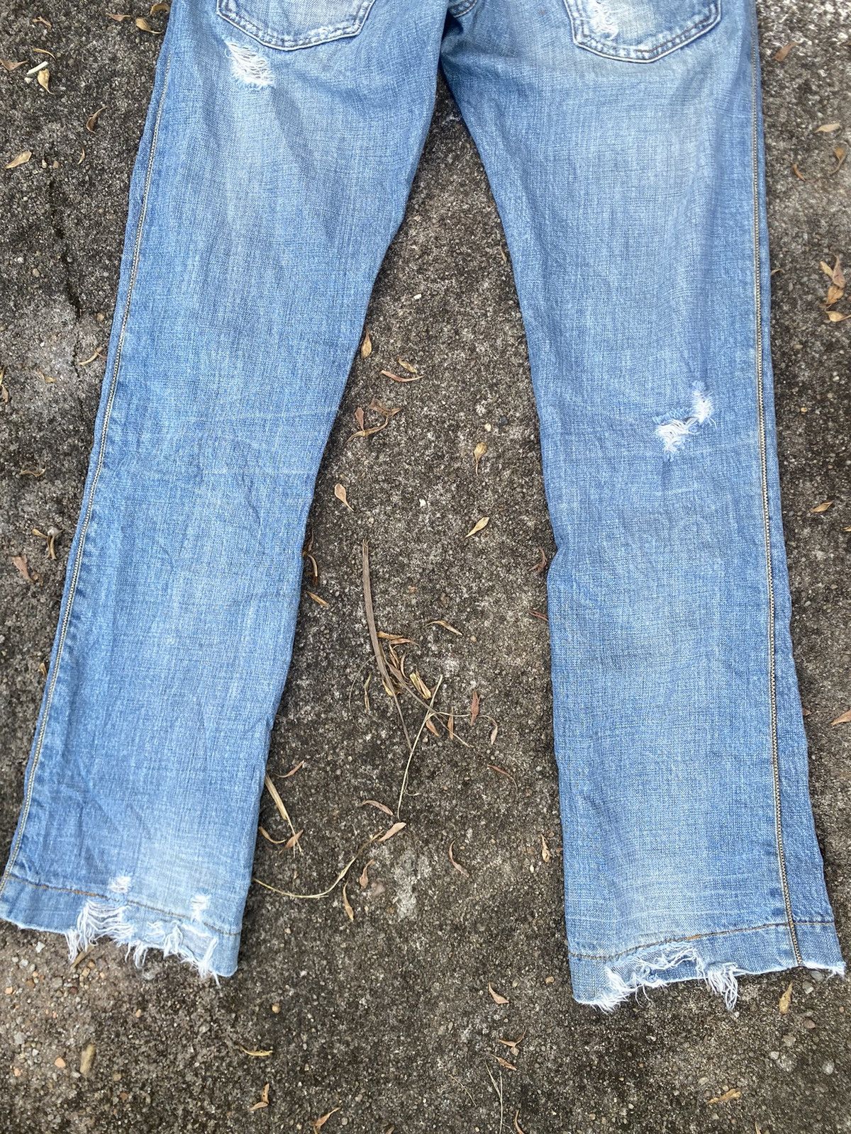 Dolce & Gabbana Dolce & Gabbana distressed light wash denim jeans Size US 32 / EU 48 - 19 Thumbnail