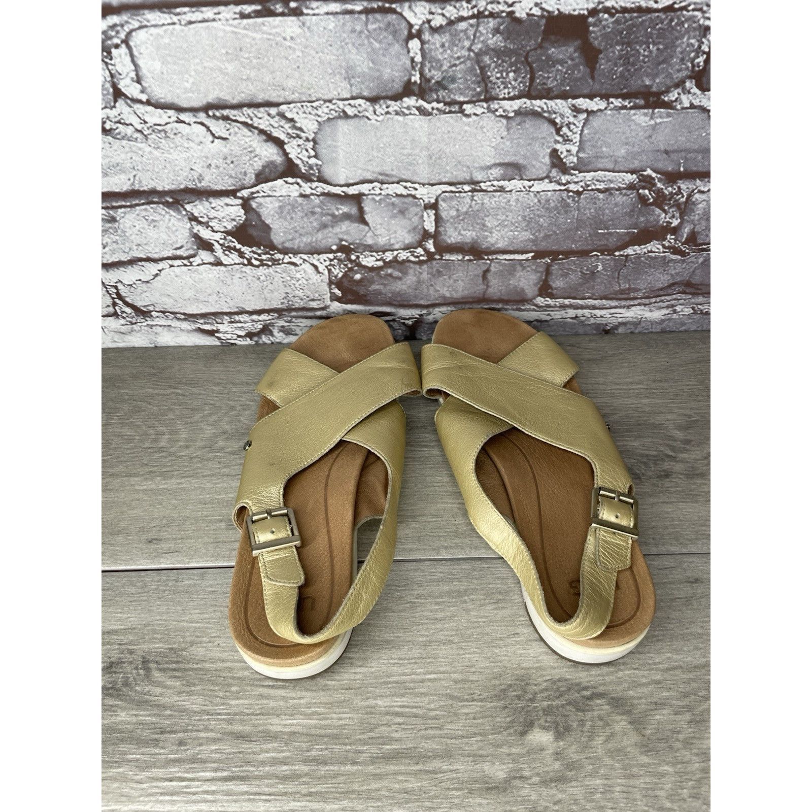 Ugg UGG Gold Leather Kamile Cross Strap Comfort Sandals Women Sz Size US 10 / IT 40 - 6 Thumbnail