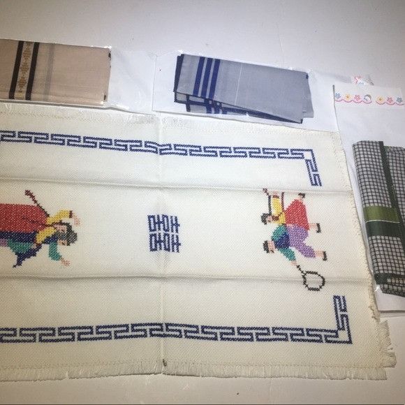 Vintage Vintage lot of 4 handkerchiefs and runner Size ONE SIZE - 3 Thumbnail