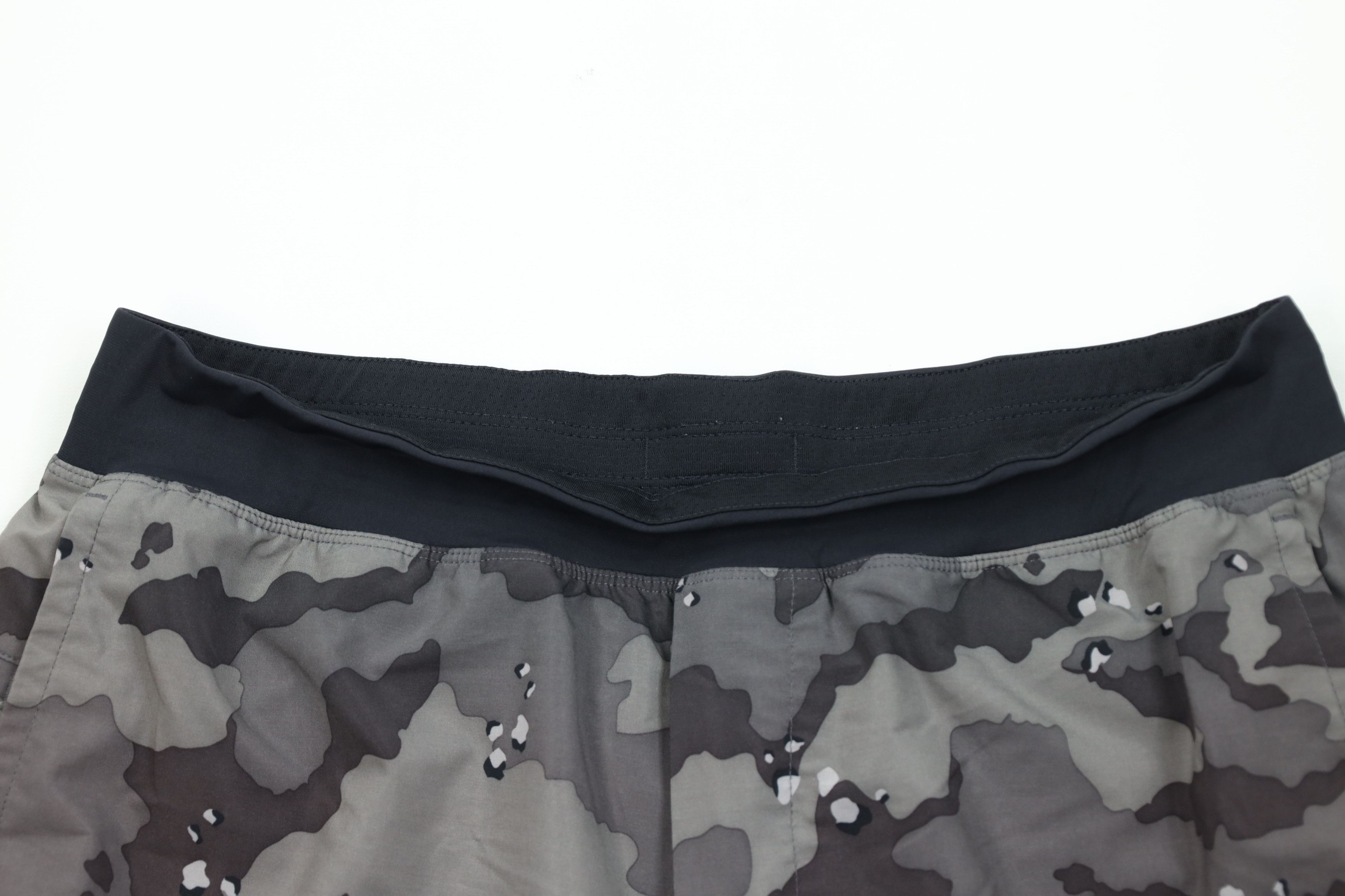 Fabletics Fabletics Stretch Lined Running Jogging Shorts Camouflage Size US 32 / EU 48 - 2 Thumbnail