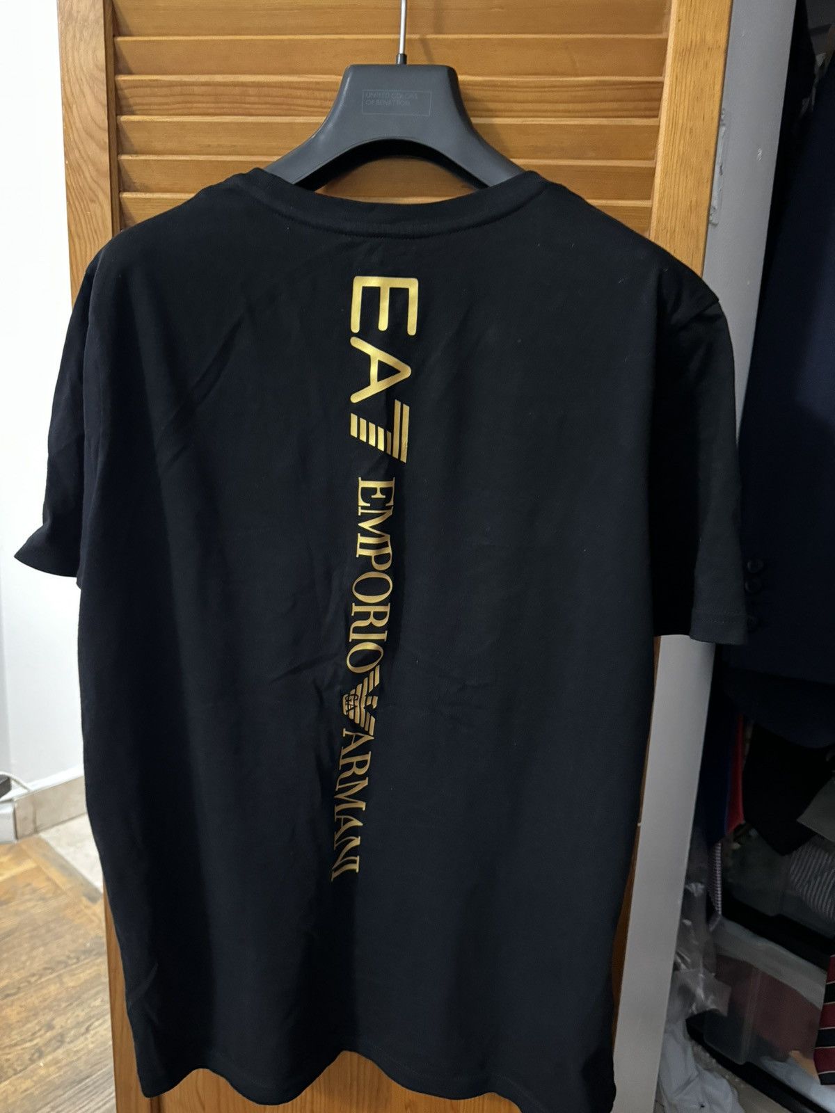 Tシャツ・カットソー EMPORIO ARMANI Men T-shirt Black EM000943AF10762 FC158 Emporio Armani logo-print Cotton T-Shirt | Black | FARFETCH