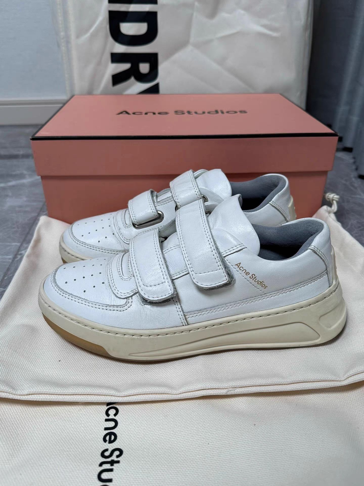 Acne Studios Acne Studios White Velcro Sneakers K6 Size US 5 / IT 35 - 1 Thumbnail