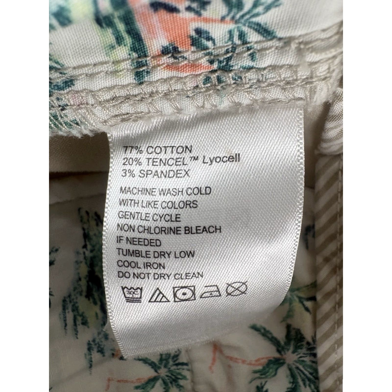 Tommy Bahama Tommy Bahama Chino Shorts Women's Size 6 Khaki Beige Cotton Lyocell Spandex Twill Pockets Zip Button 4.5in Inseam Casual Travel Workwear Size 28" / US 6 / IT 42 - 4 Thumbnail